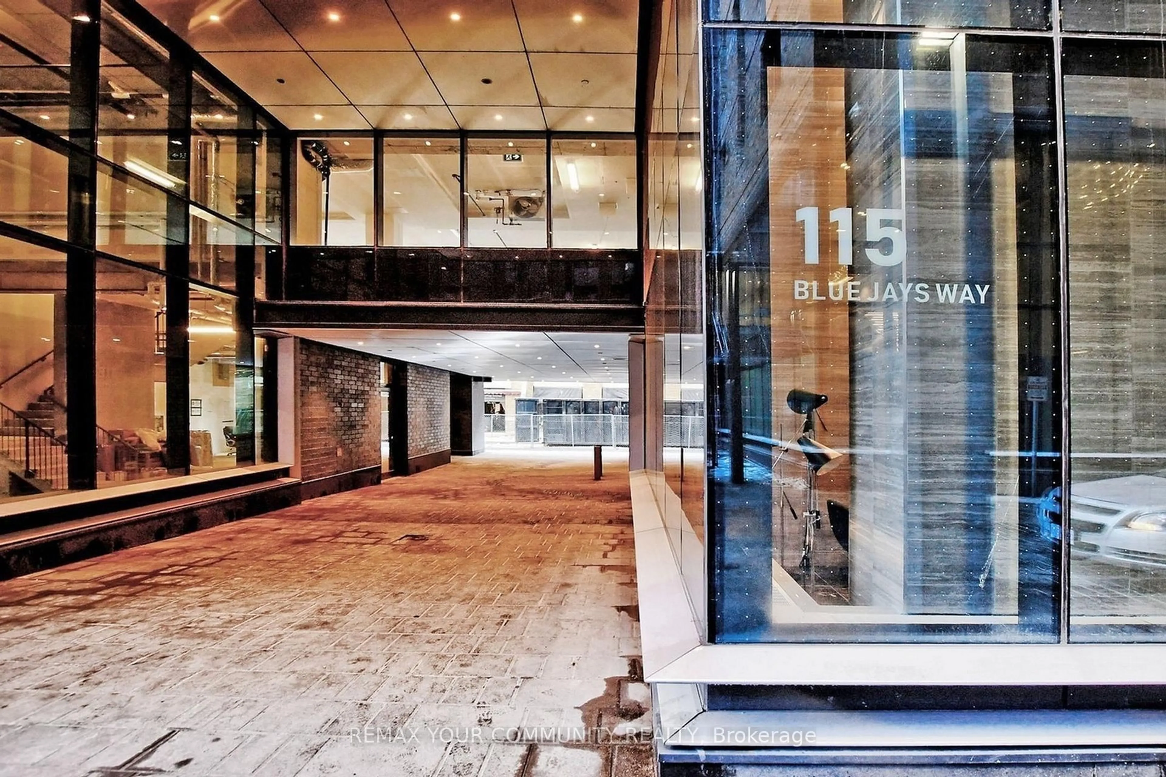 Indoor foyer for 115 Blue Jays Way #621, Toronto Ontario M5V 3T3