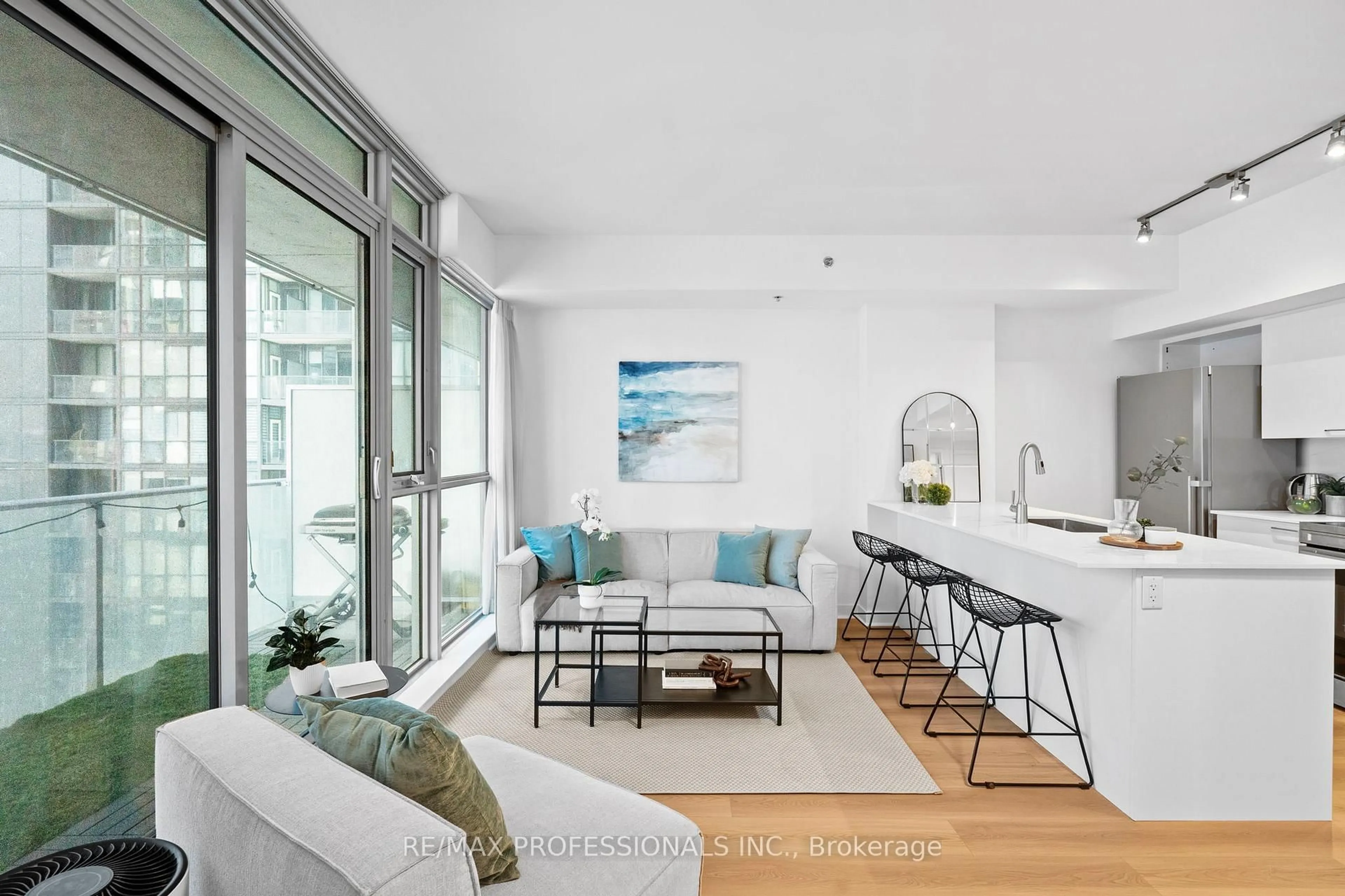 Living room with furniture, unknown for 375 King St #1505, Toronto Ontario M5V 1K5