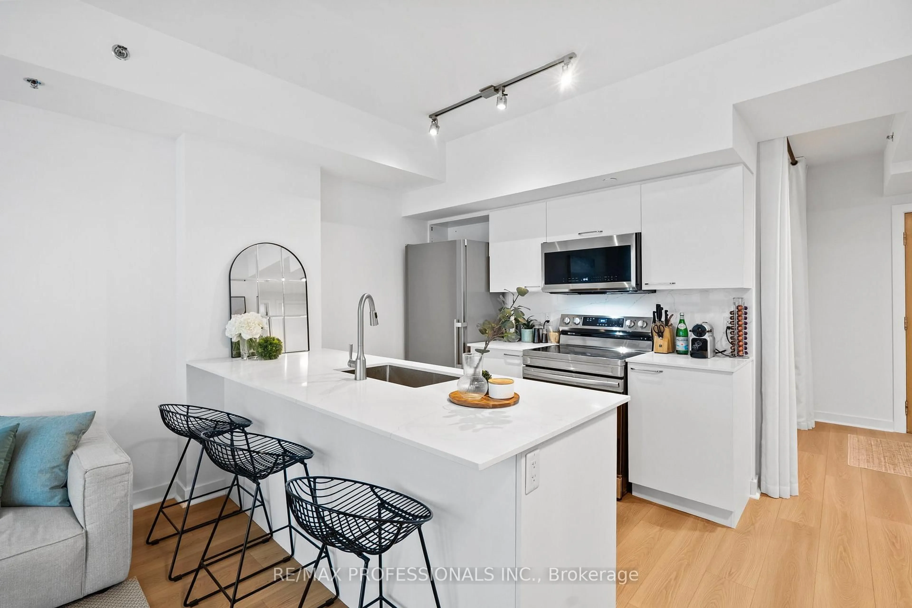 Open concept kitchen, unknown for 375 King St #1505, Toronto Ontario M5V 1K5