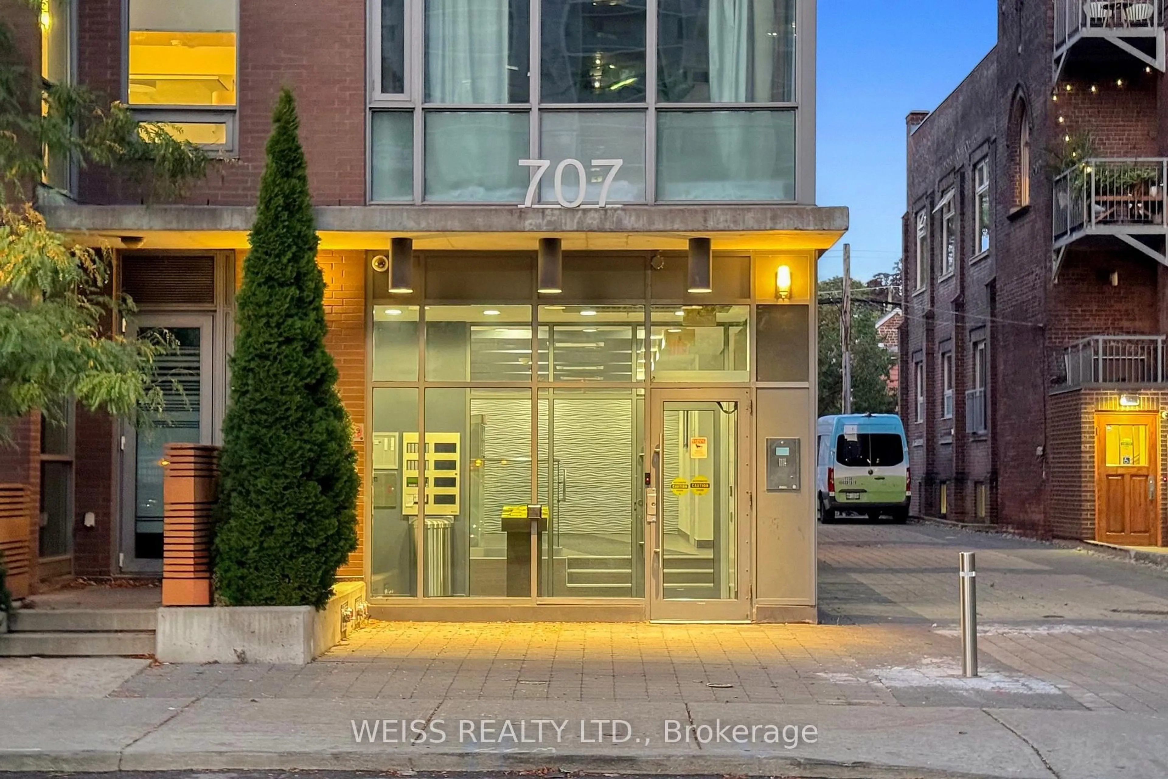 Indoor foyer for 707 Dovercourt Rd #215, Toronto Ontario M6H 0B5