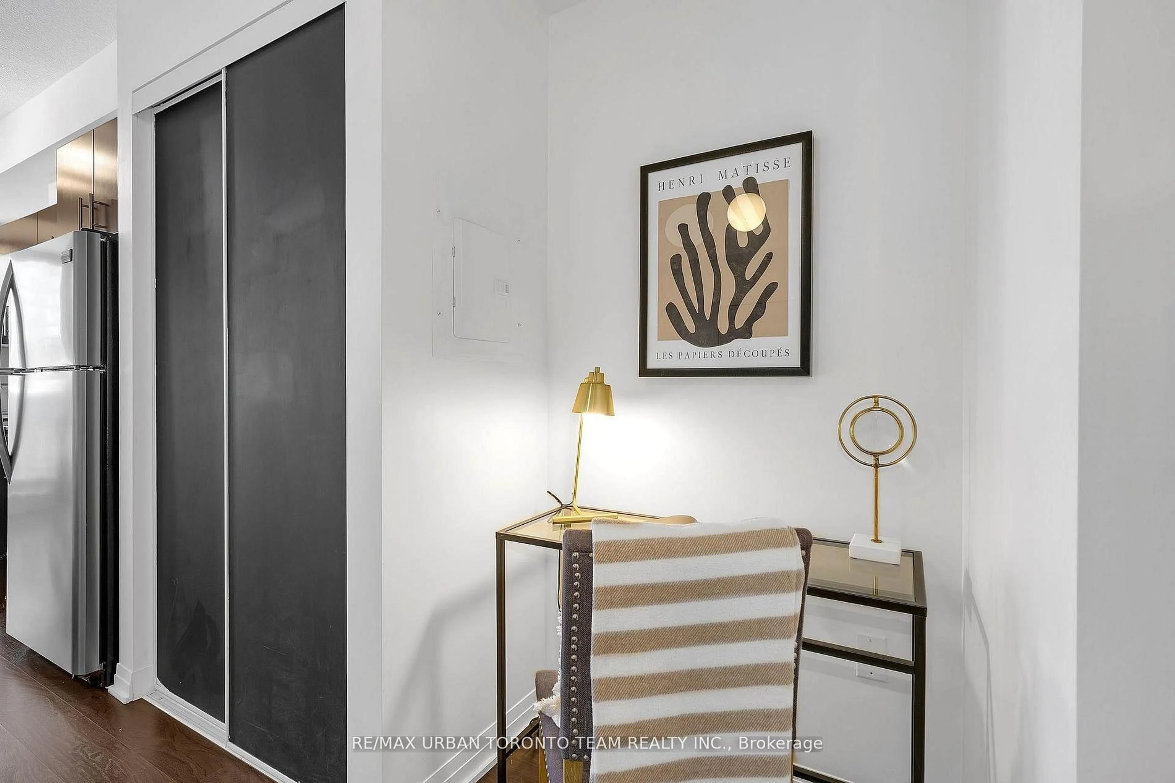 Indoor entryway for 25 Cole St #816, Toronto Ontario M5A 4M3