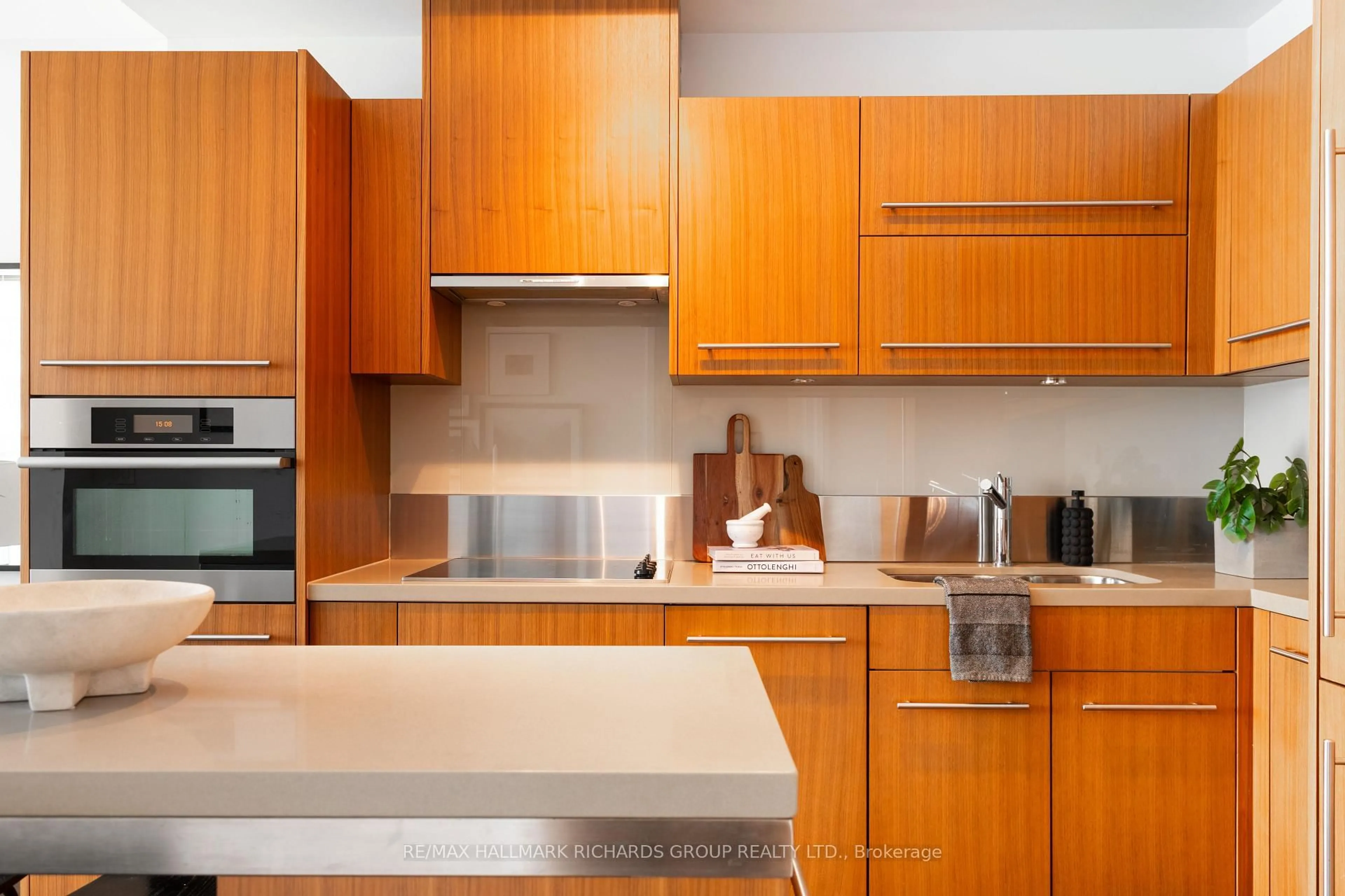 Standard kitchen, wood/laminate floor for 80 John St #2008, Toronto Ontario M5V 3X4