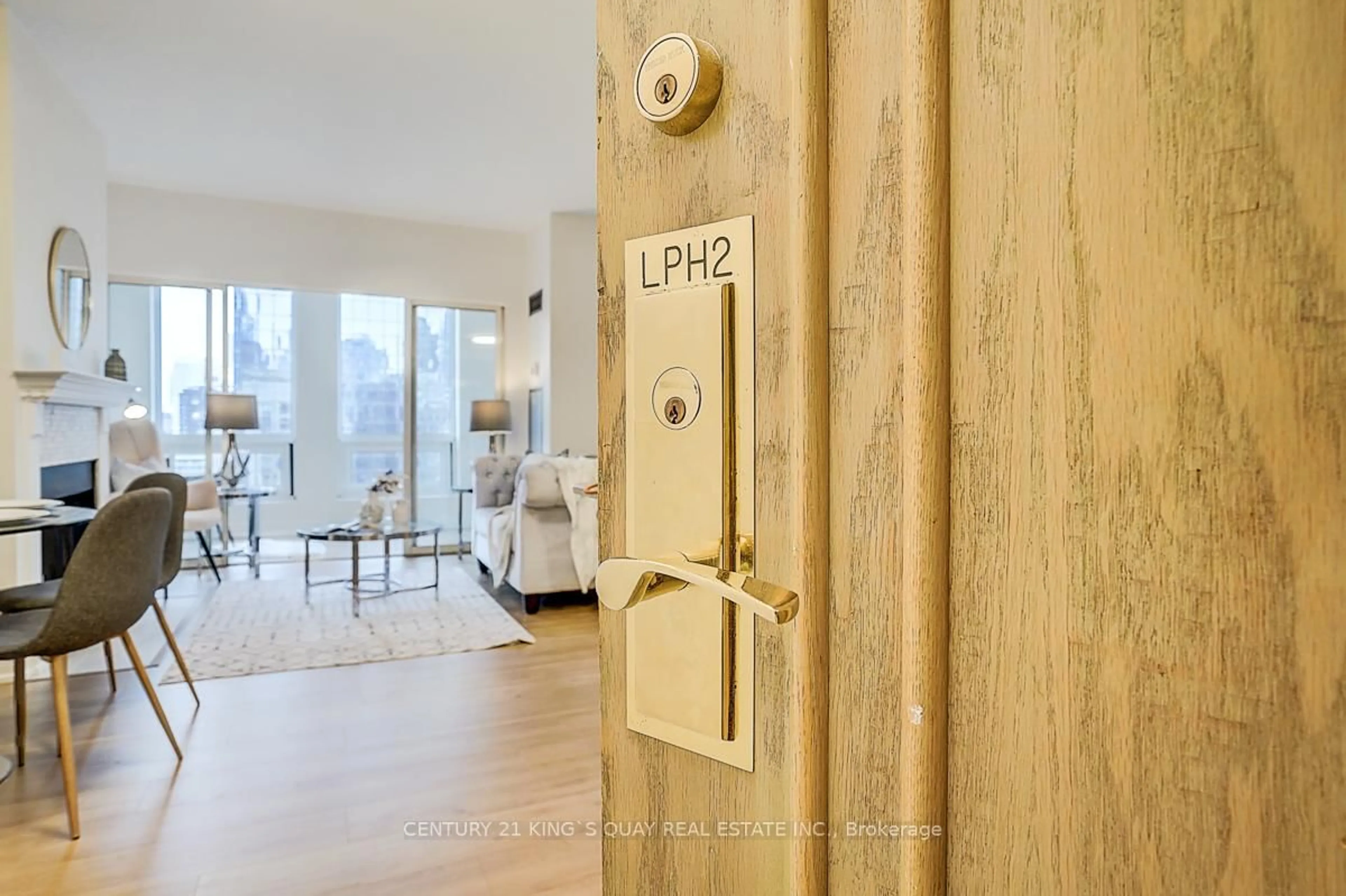 Indoor entryway for 25 Grenville St #LPH2, Toronto Ontario M4Y 2X5