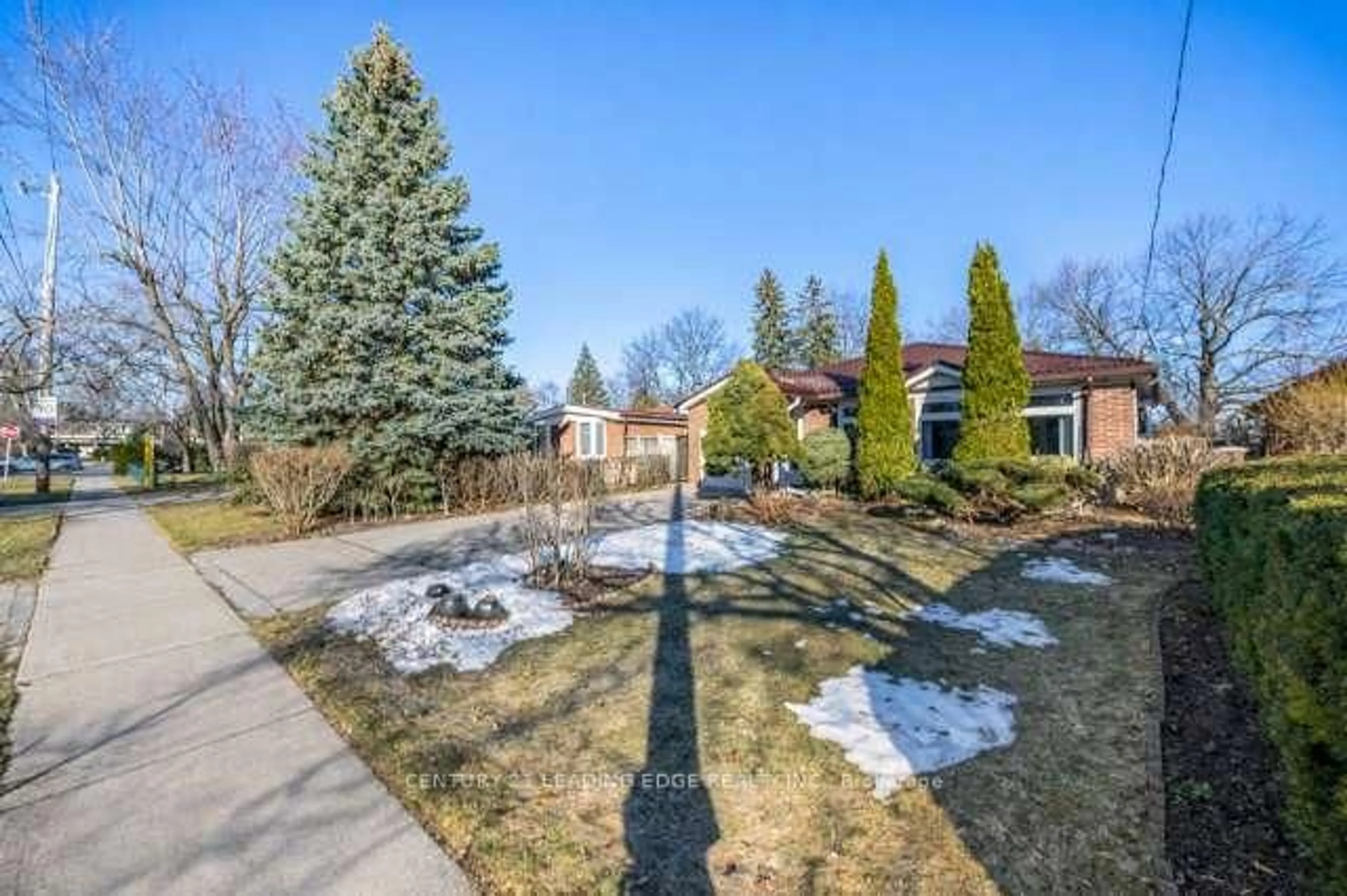 A pic from outside/outdoor area/front of a property/back of a property/a pic from drone, street for 39 Deerford Rd, Toronto Ontario M2J 3H9
