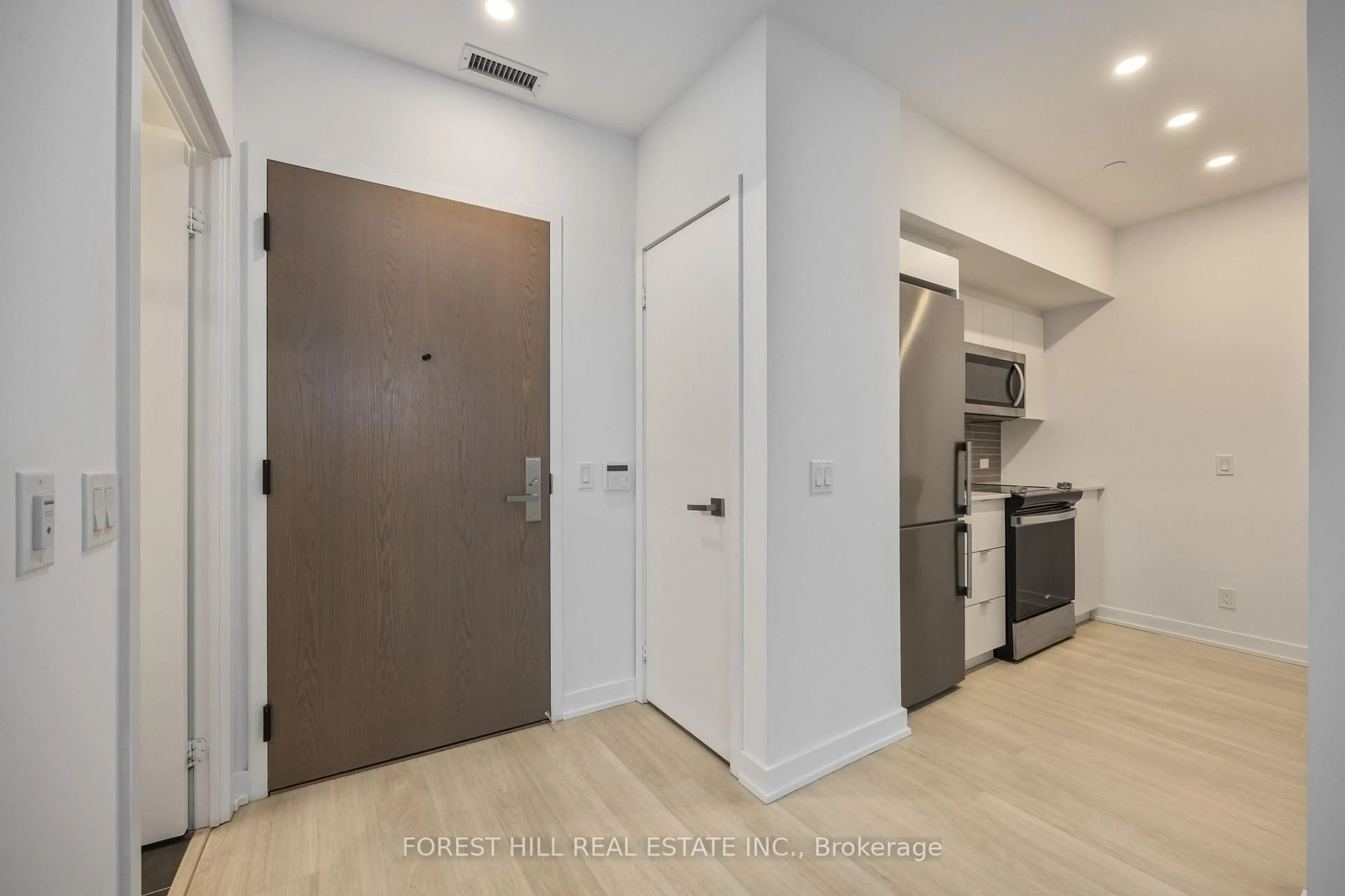 Indoor entryway for 30 Tretti Way #1010, Toronto Ontario M3H 0E3