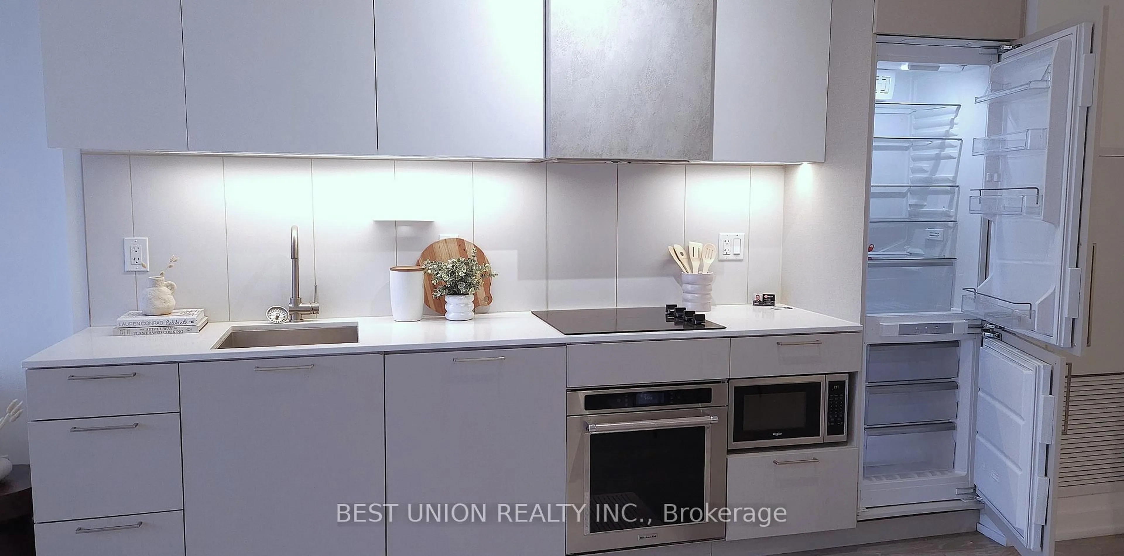 Contemporary kitchen, wood/laminate floor for 19 Western Battery Rd #1210, Toronto Ontario M6K 0E3