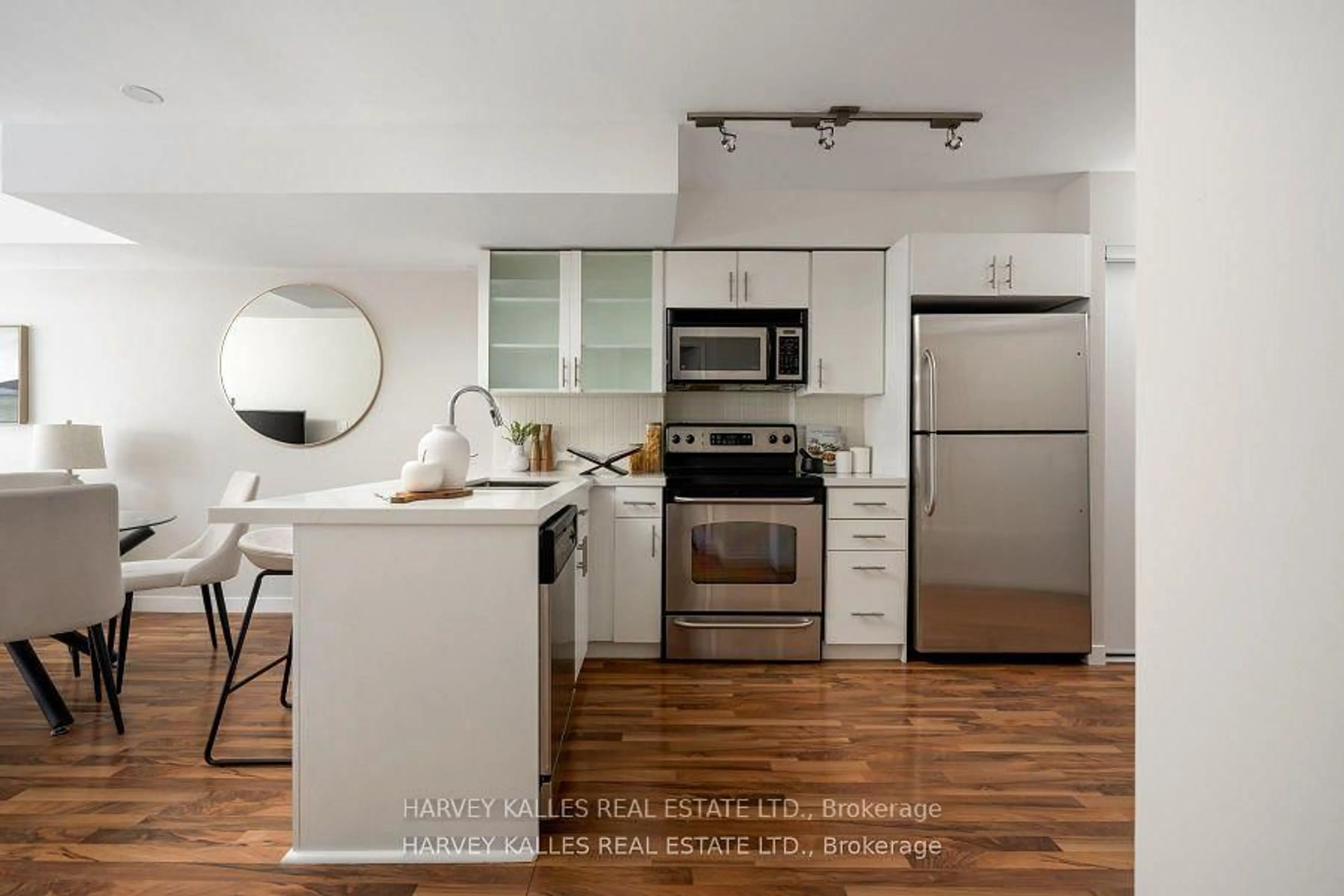 Standard kitchen, unknown for 1005 King St #301, Toronto Ontario M6K 3M8