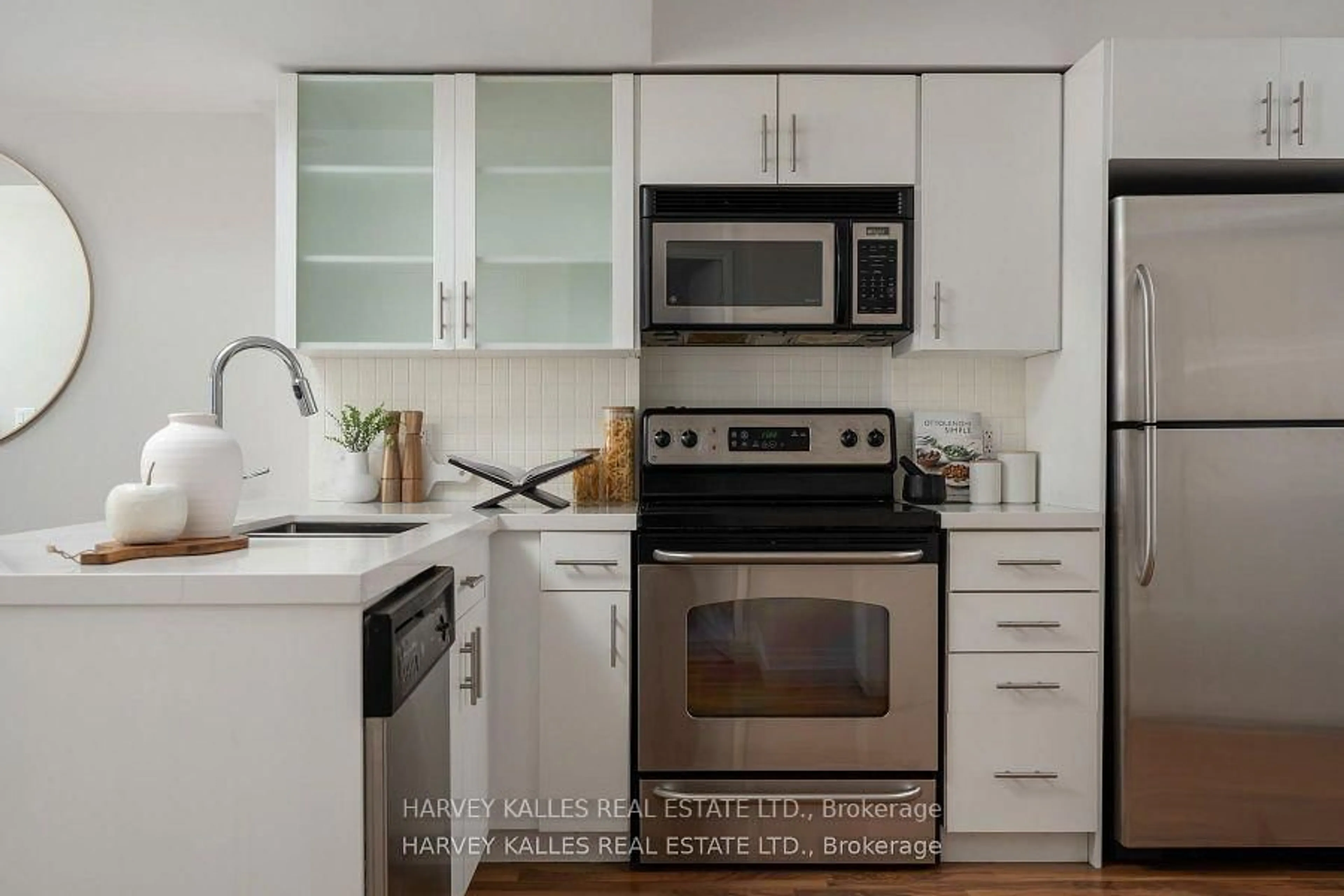 Standard kitchen, unknown for 1005 King St #301, Toronto Ontario M6K 3M8
