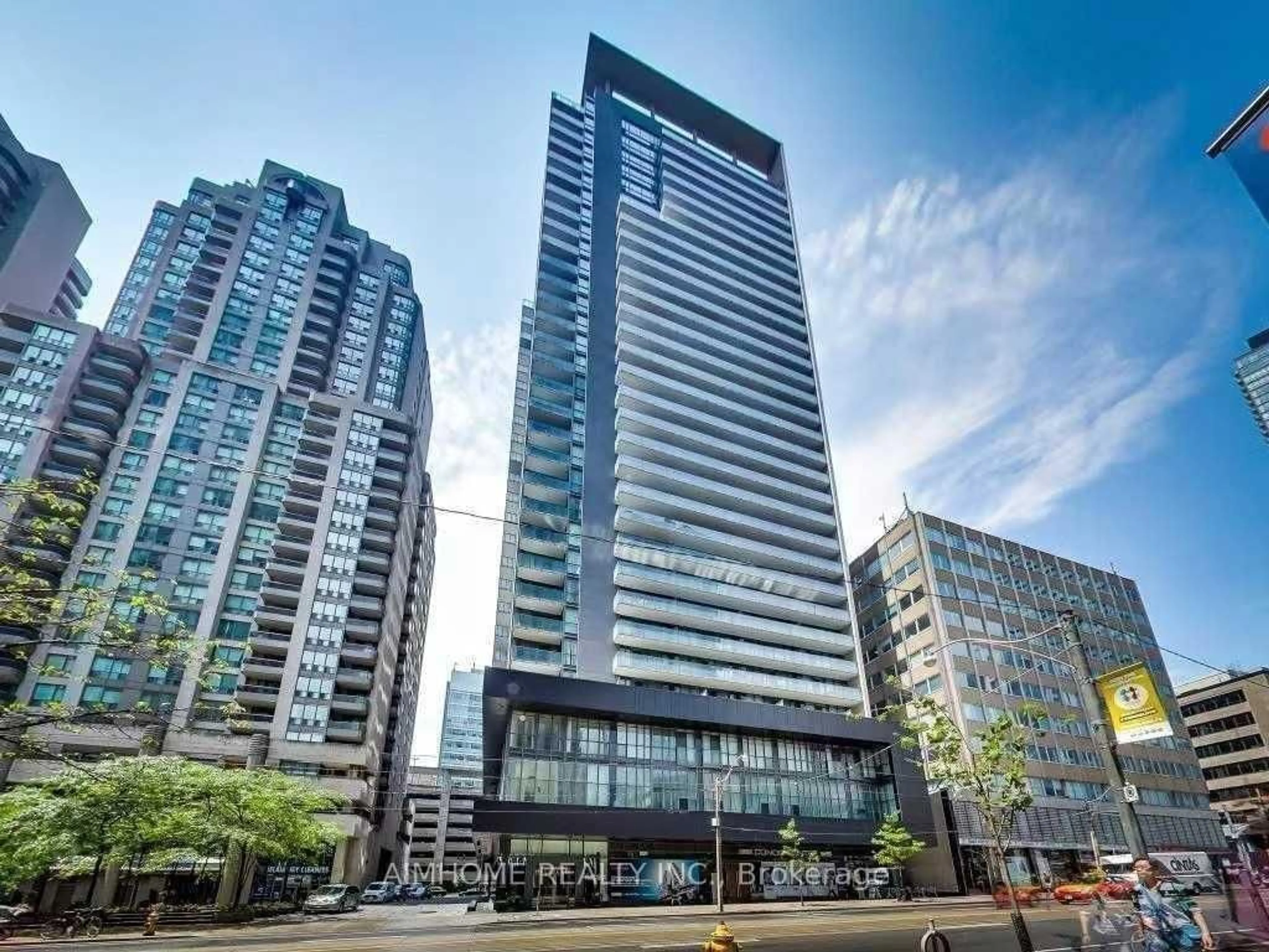 Indoor foyer for 770 Bay St #801, Toronto Ontario M5G 1N6
