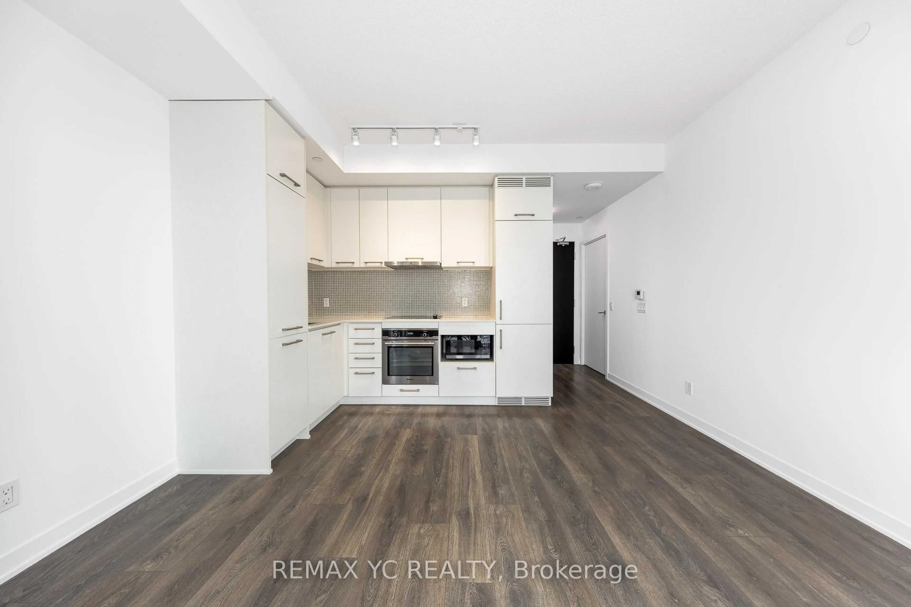 Standard kitchen, wood/laminate floor for 87 Peter St #3508, Toronto Ontario M5V 0P1