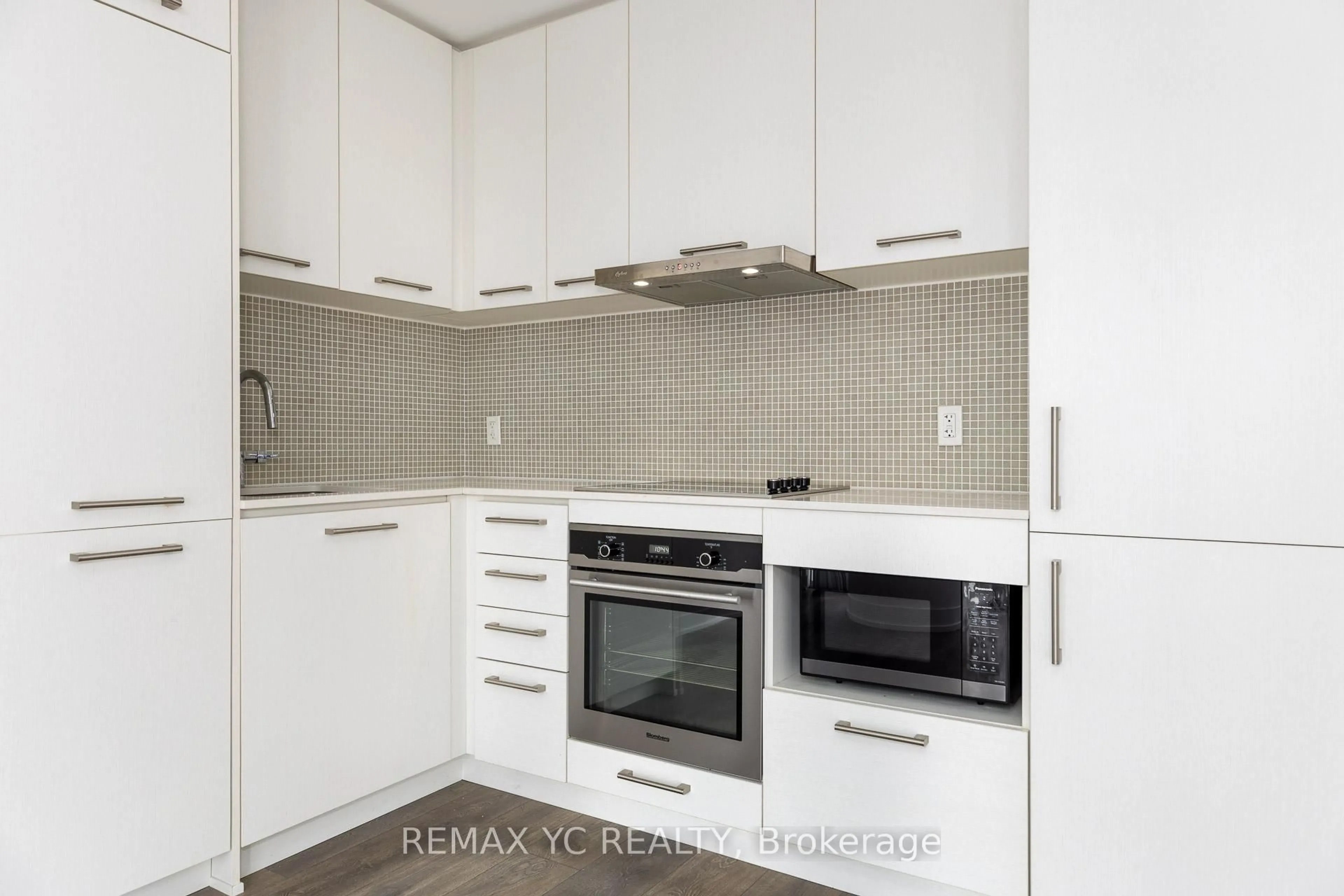 Standard kitchen, unknown for 87 Peter St #3508, Toronto Ontario M5V 0P1