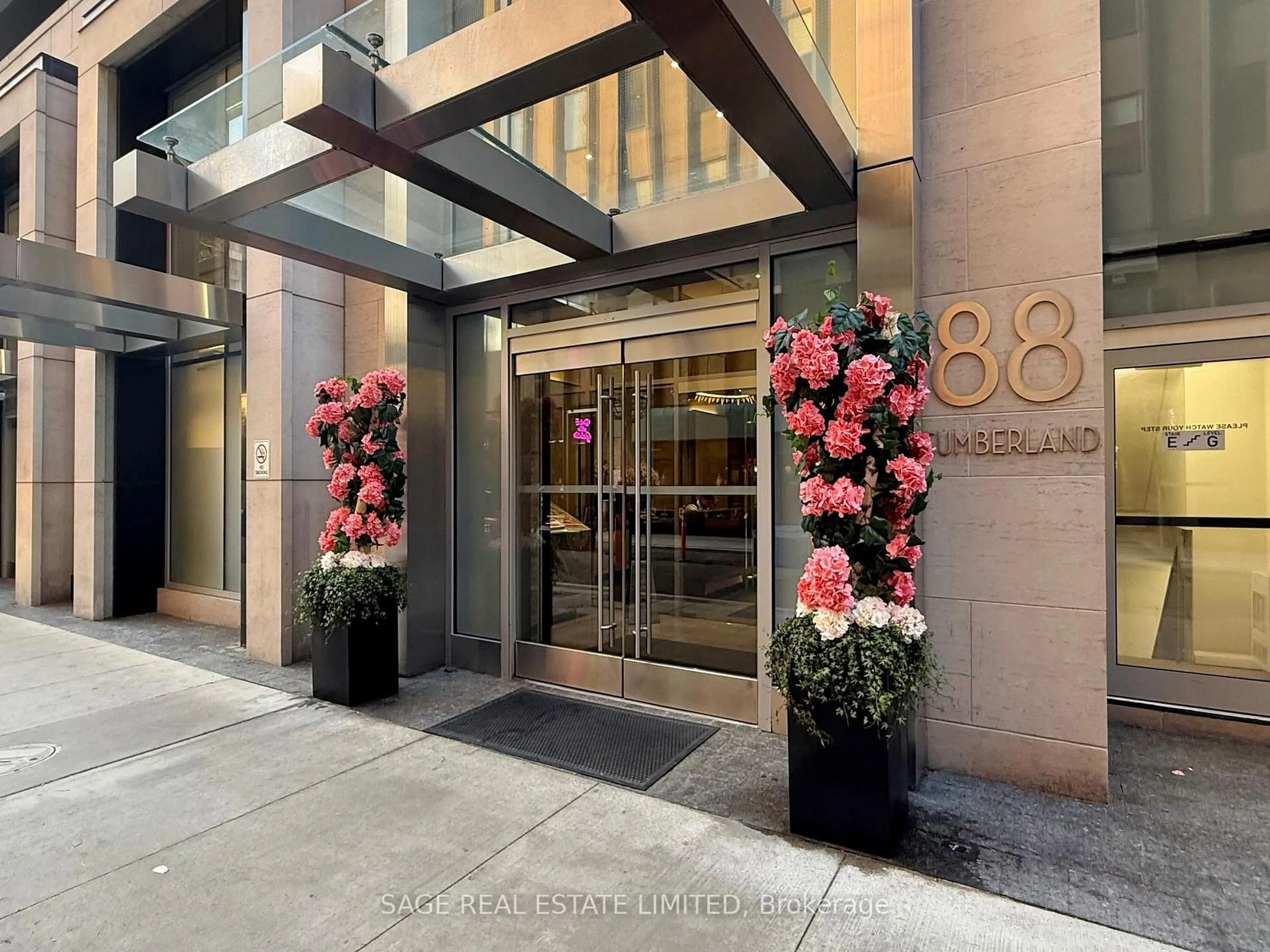 Indoor foyer for 88 Cumberland St #2102, Toronto Ontario M5R 1A3