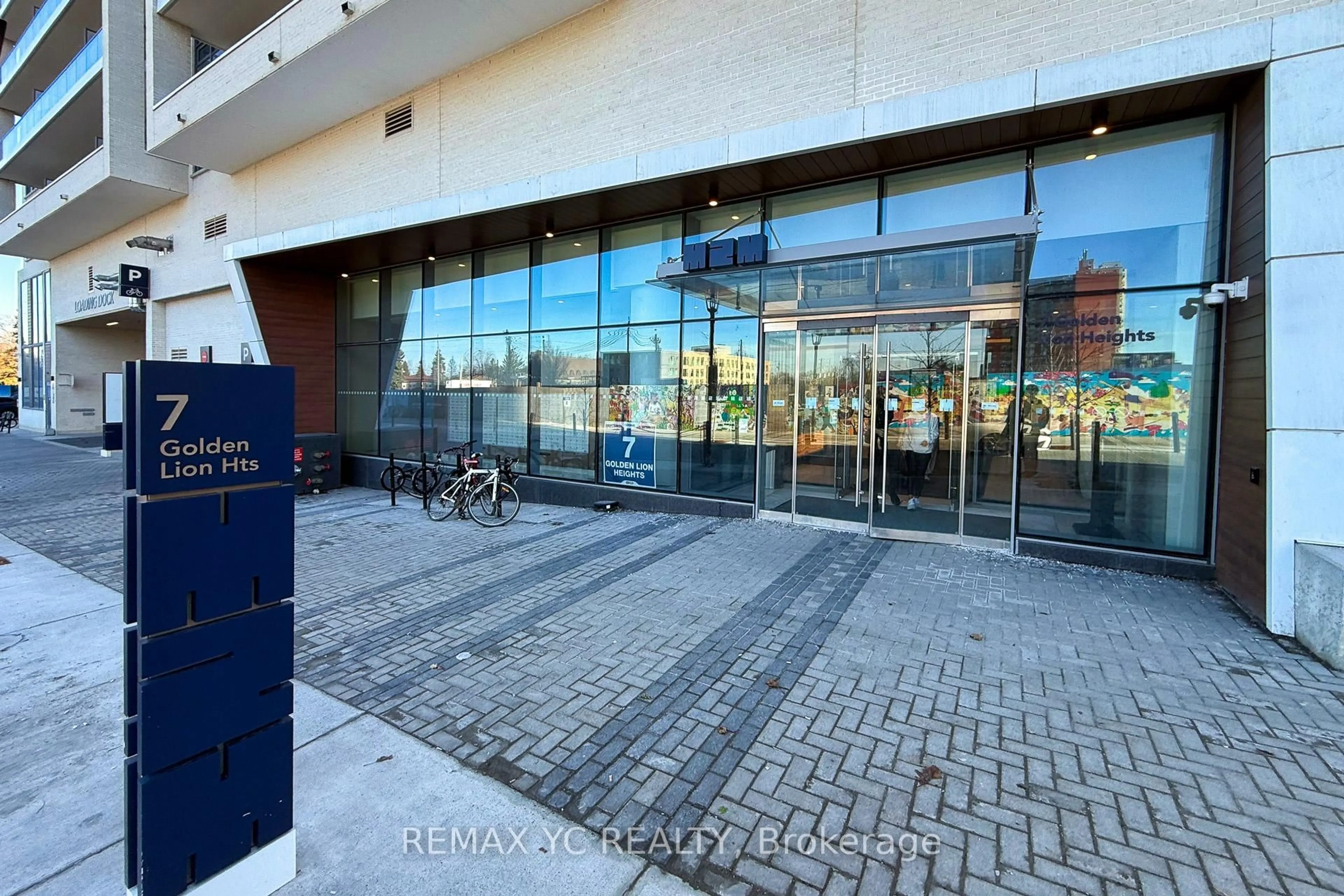 Indoor foyer for 7 Golden Lion Hts #835, Toronto Ontario M2M 0C1