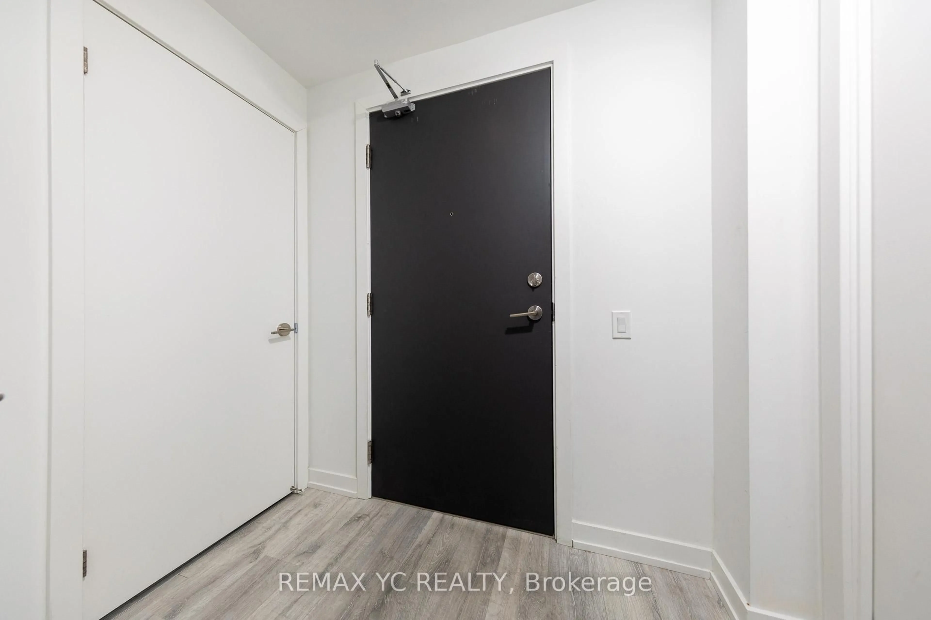 Indoor entryway for 7 Golden Lion Hts #835, Toronto Ontario M2M 0C1