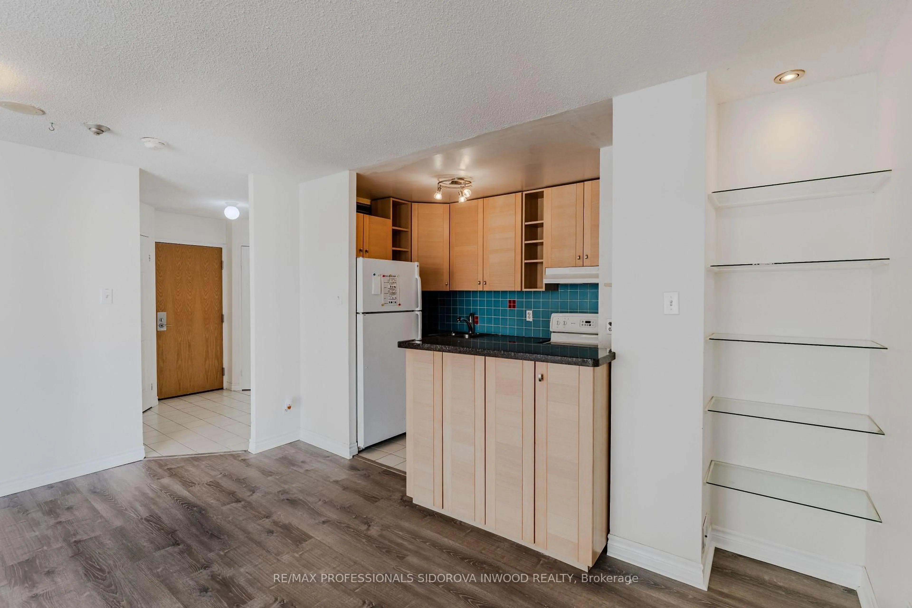 Standard kitchen, wood/laminate floor for 55 Centre Ave #2507, Toronto Ontario M5G 2H5