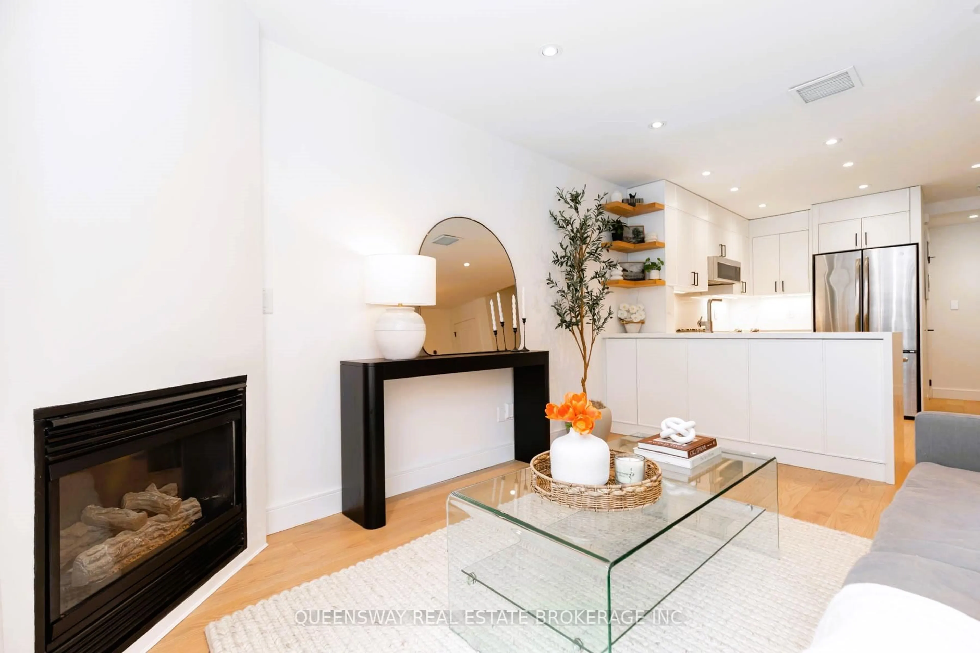 Living room with furniture, unknown for 232 St. George St #19, Toronto Ontario M5R 2N5