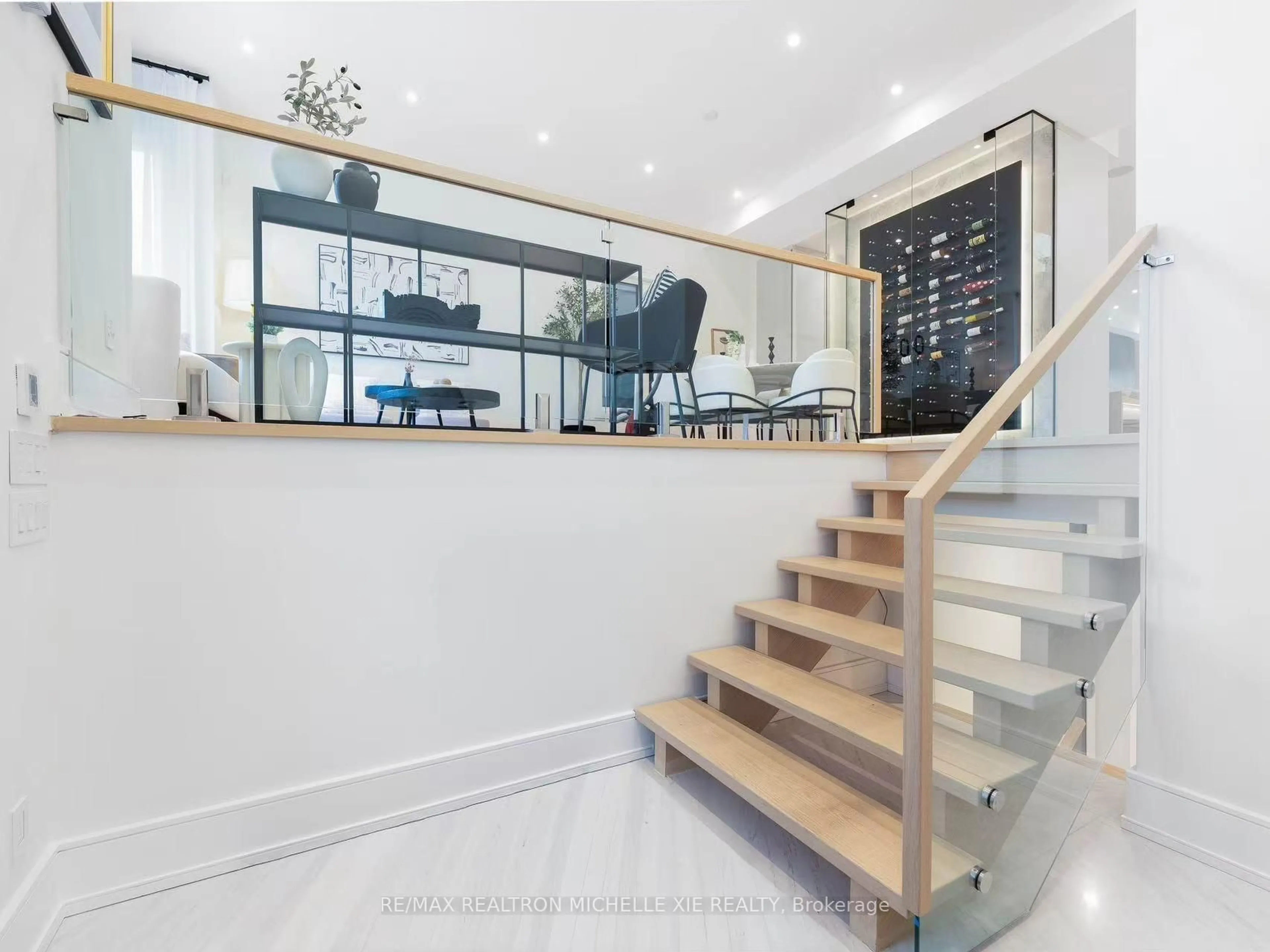 Indoor foyer for 132 Duplex Ave, Toronto Ontario M5P 2A7