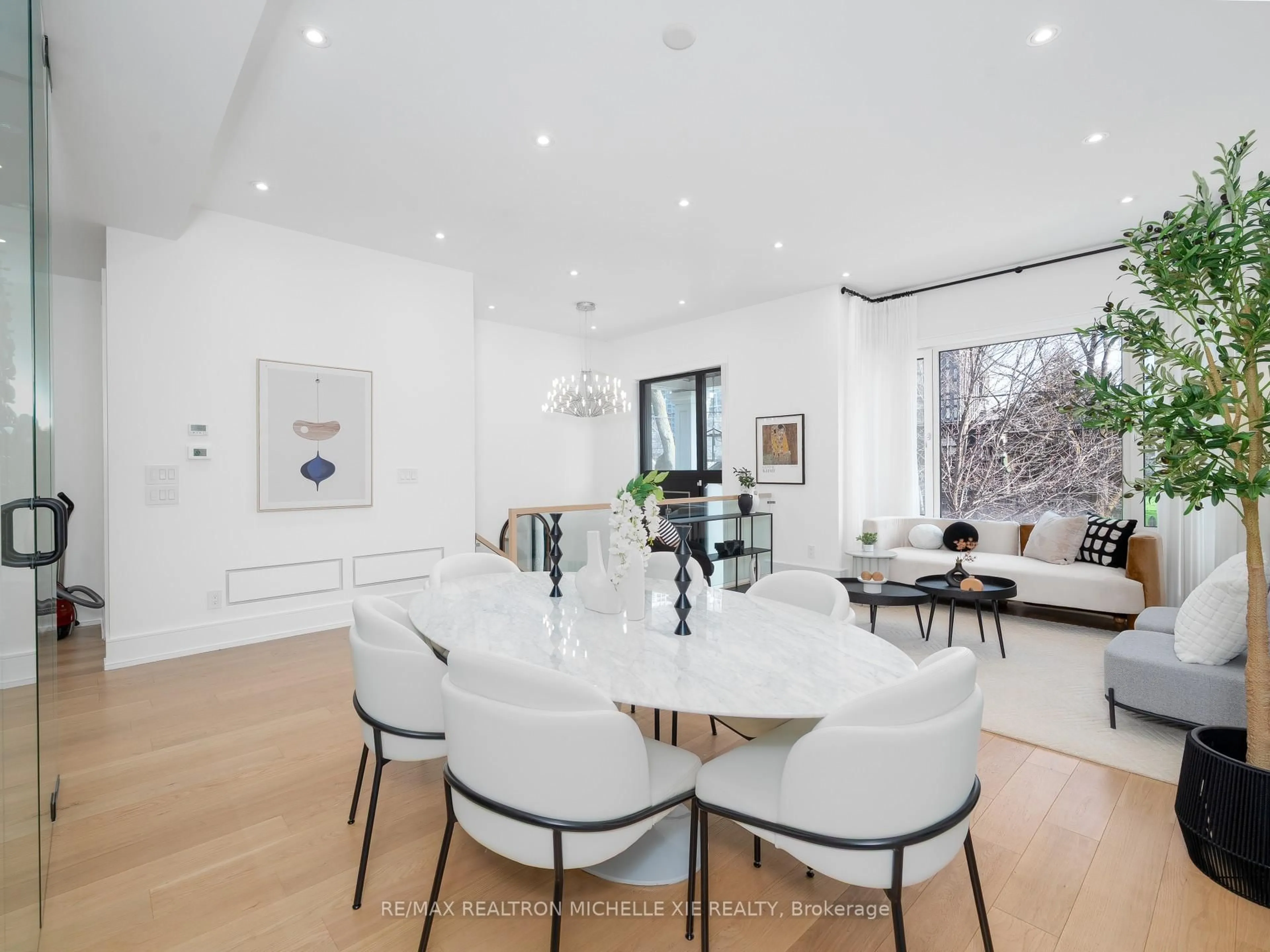 Unknown for 132 Duplex Ave, Toronto Ontario M5P 2A7