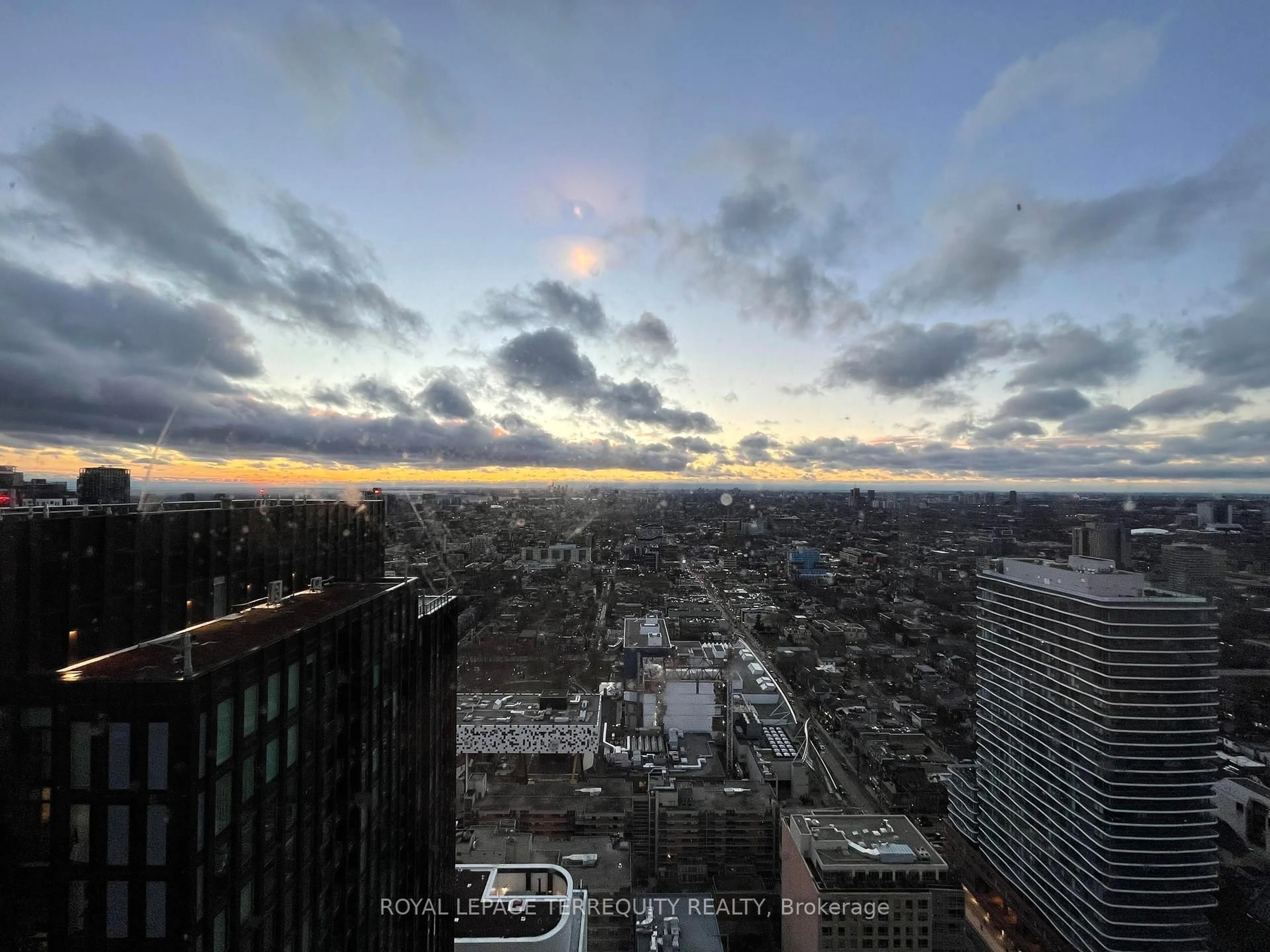 Blurry image for 426 University Ave #P101, Toronto Ontario M5G 1S9