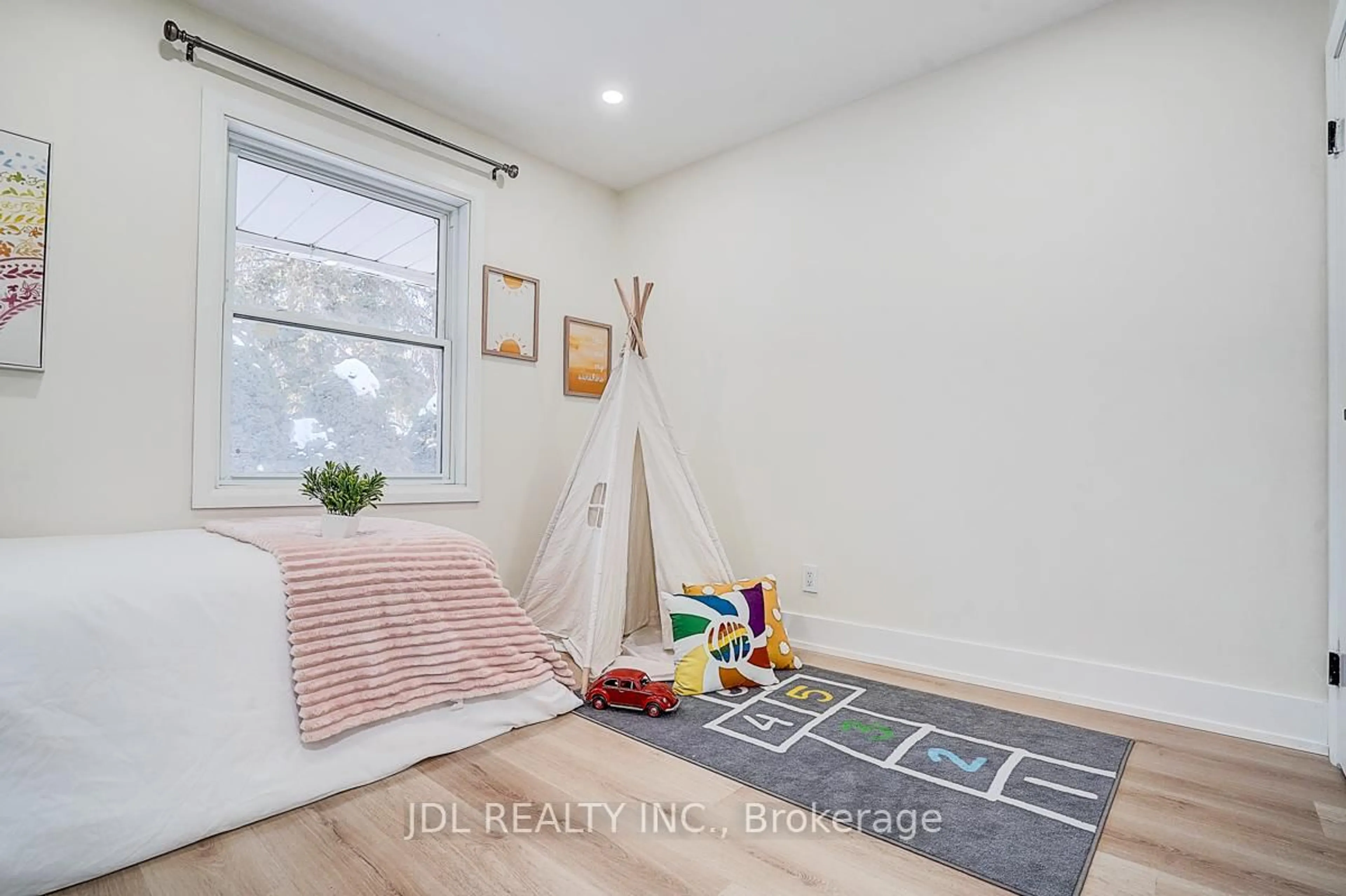 A pic of a room for 15 Crossburn Dr, Toronto Ontario M3B 2Z3