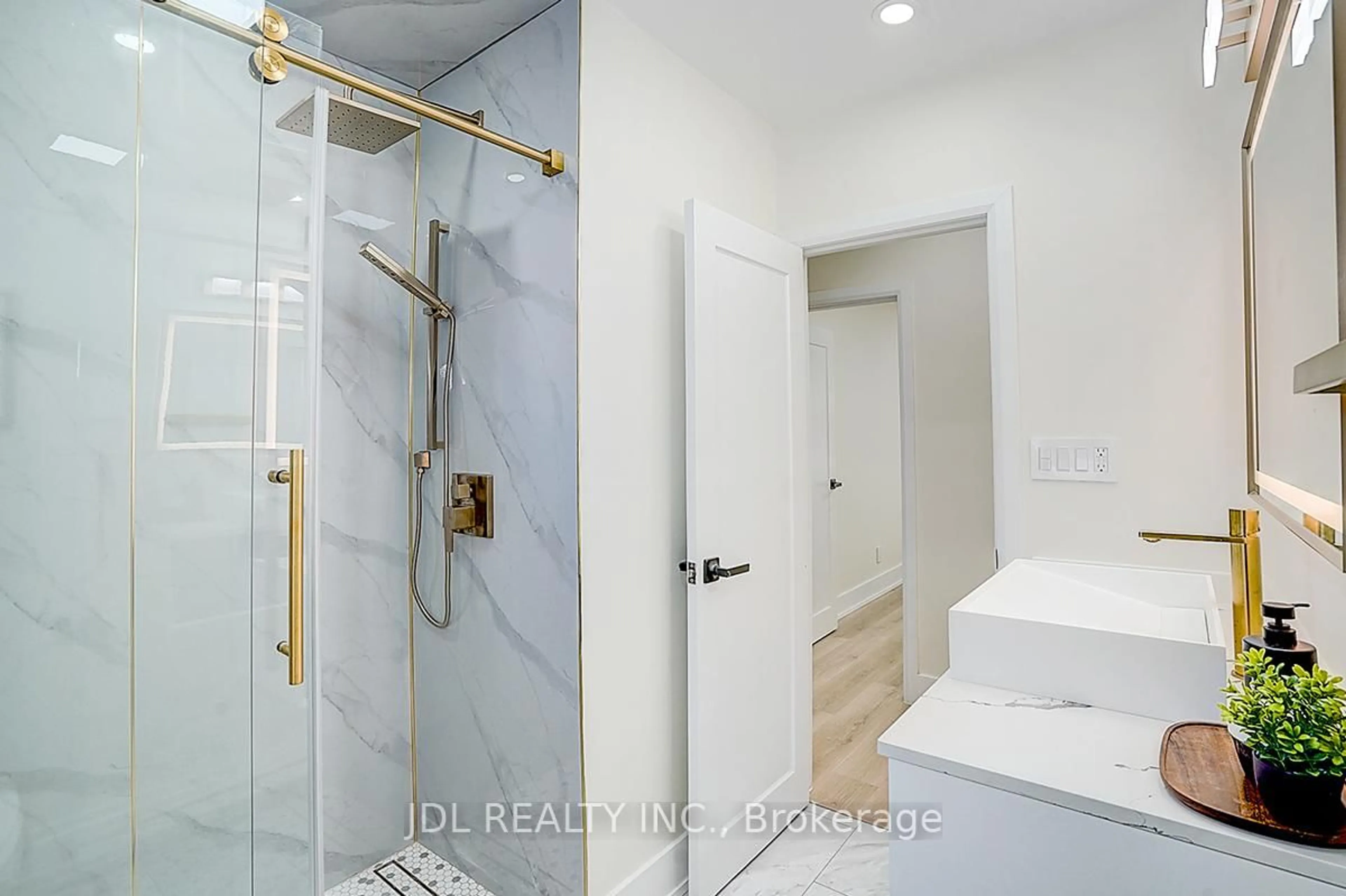 Standard bathroom, ceramic/tile floor for 15 Crossburn Dr, Toronto Ontario M3B 2Z3