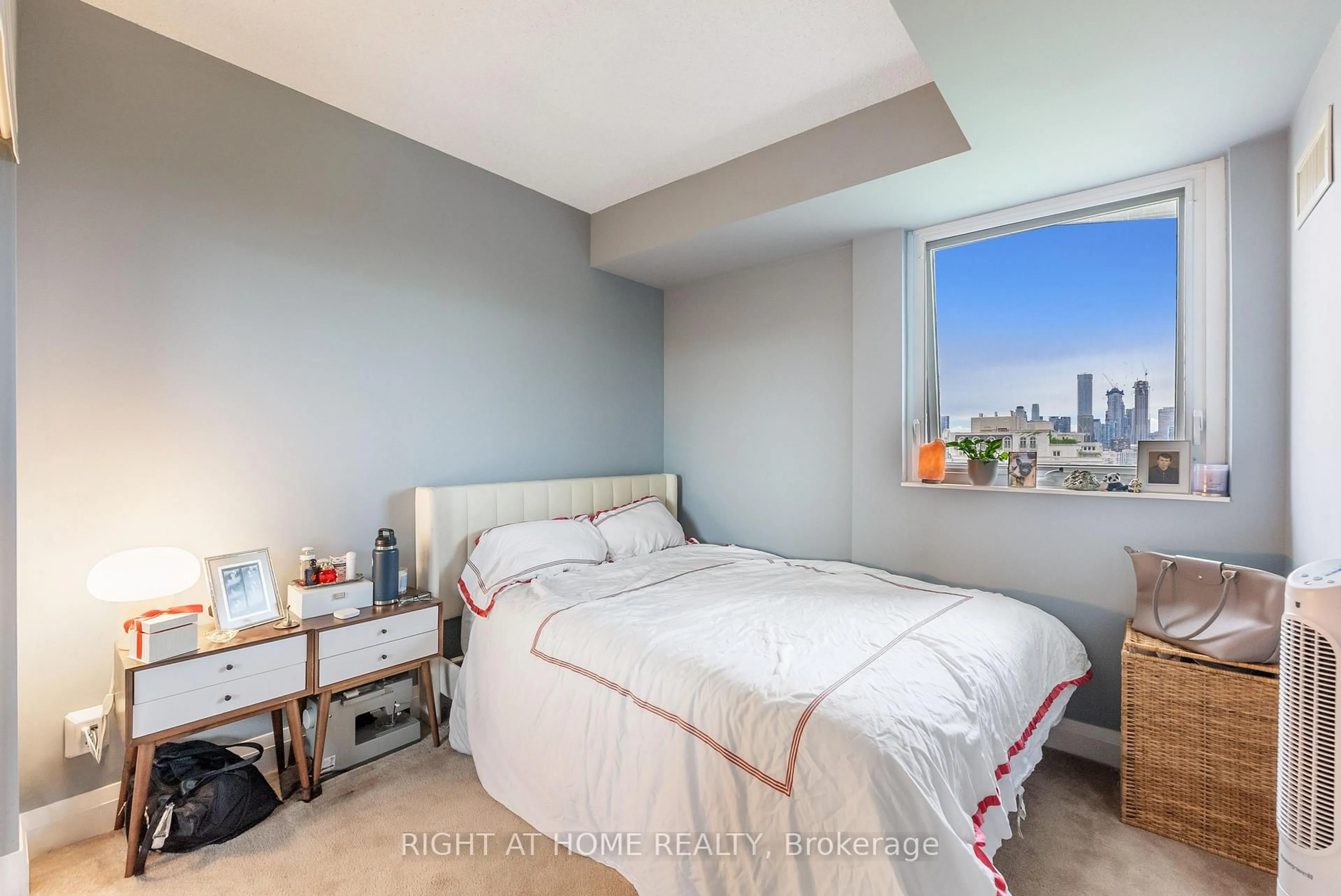 Bedroom with bed, unknown for 1430 Yonge St #704, Toronto Ontario M4T 1Y6