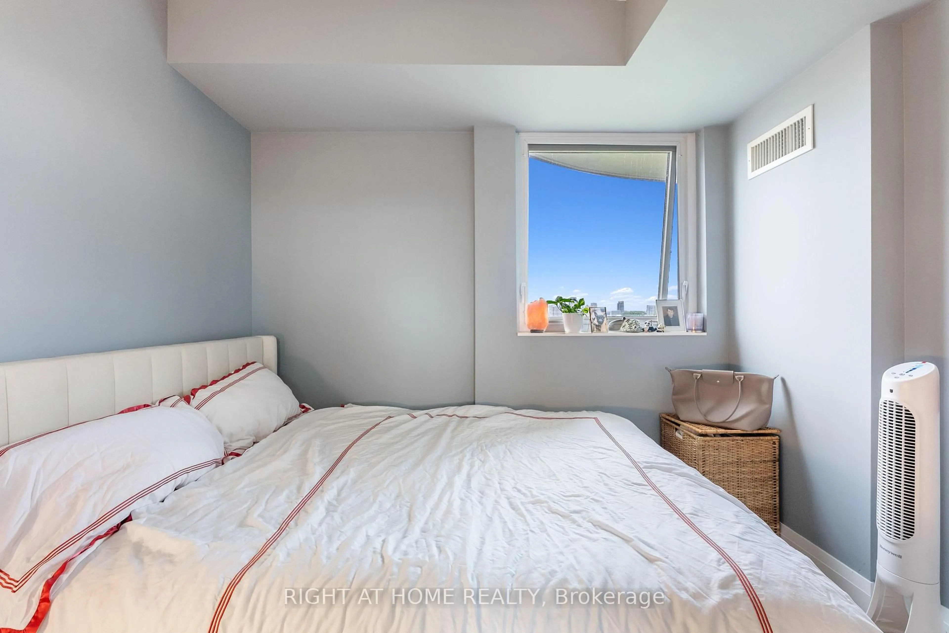 Bedroom with bed, unknown for 1430 Yonge St #704, Toronto Ontario M4T 1Y6