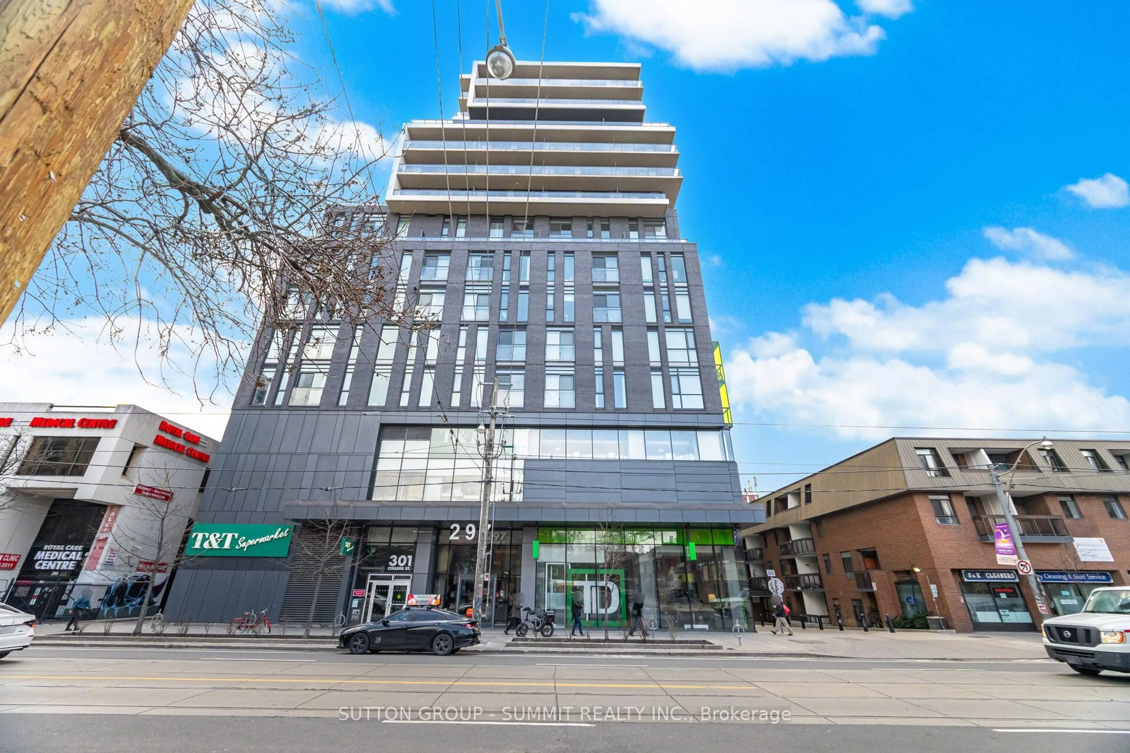 Indoor foyer for 297 College St #506, Toronto Ontario M5T 0C2