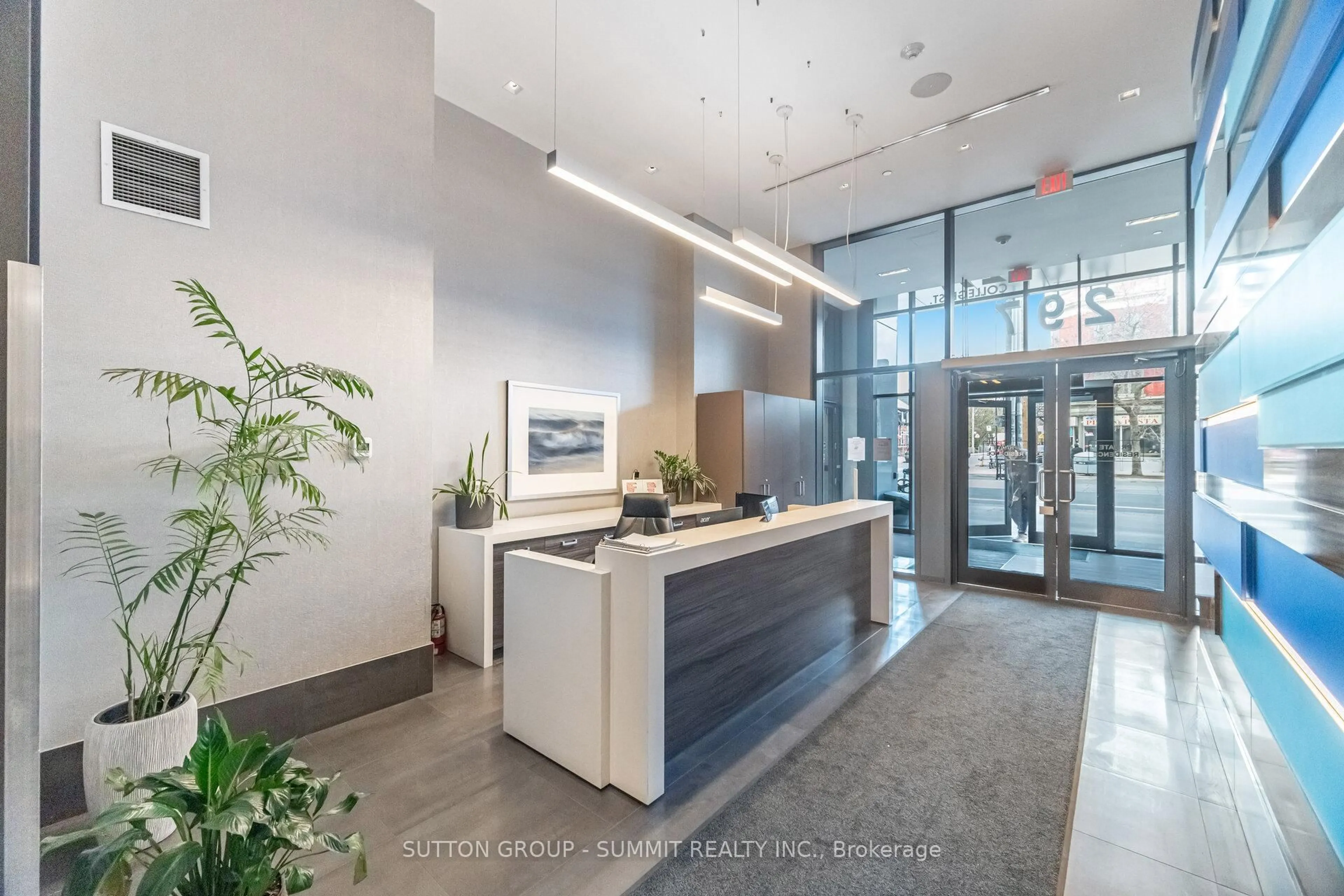 Indoor foyer for 297 College St #506, Toronto Ontario M5T 0C2