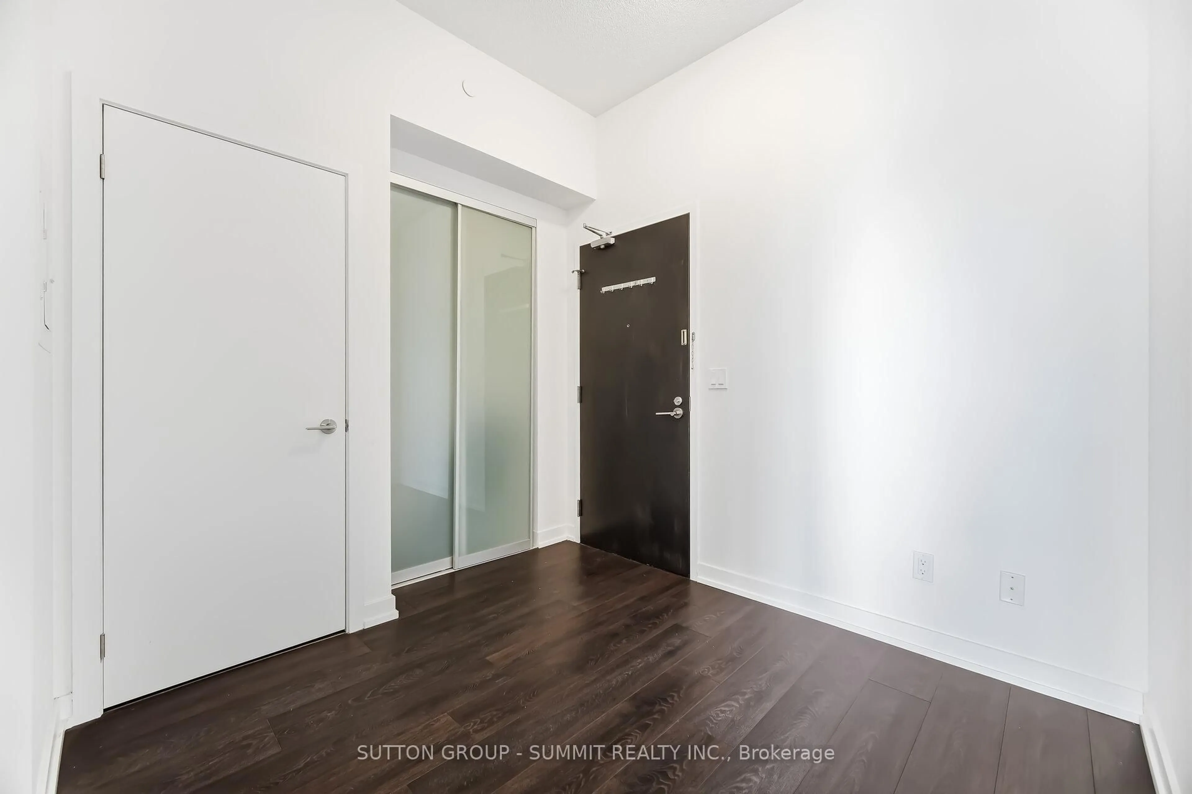 Indoor entryway for 297 College St #506, Toronto Ontario M5T 0C2