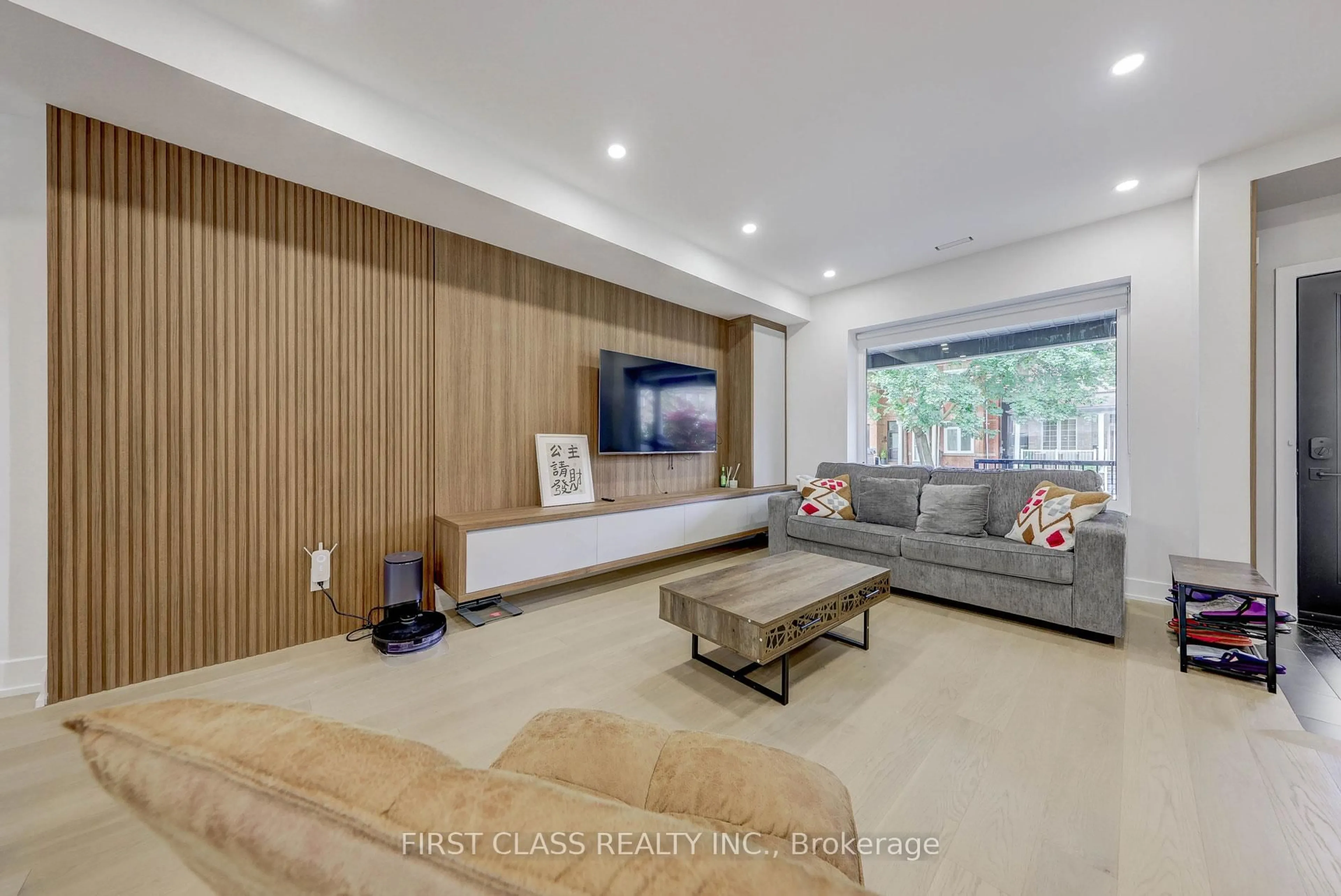 Living room with furniture, unknown for 431 Roxton Rd, Toronto Ontario M6G 3R5