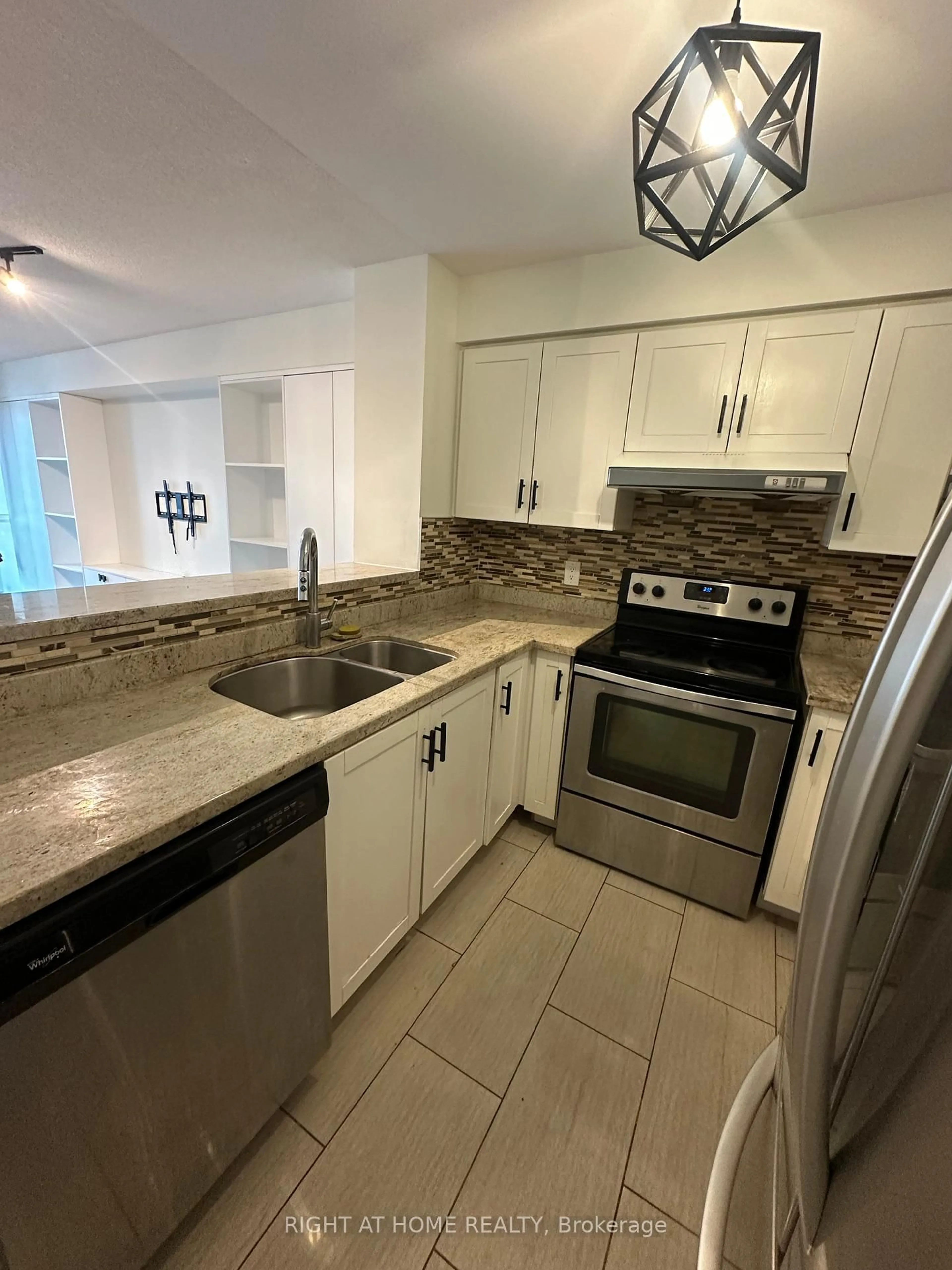 Standard kitchen, ceramic/tile floor for 28 PEMBERTON Ave #306, Toronto Ontario M2M 4L1