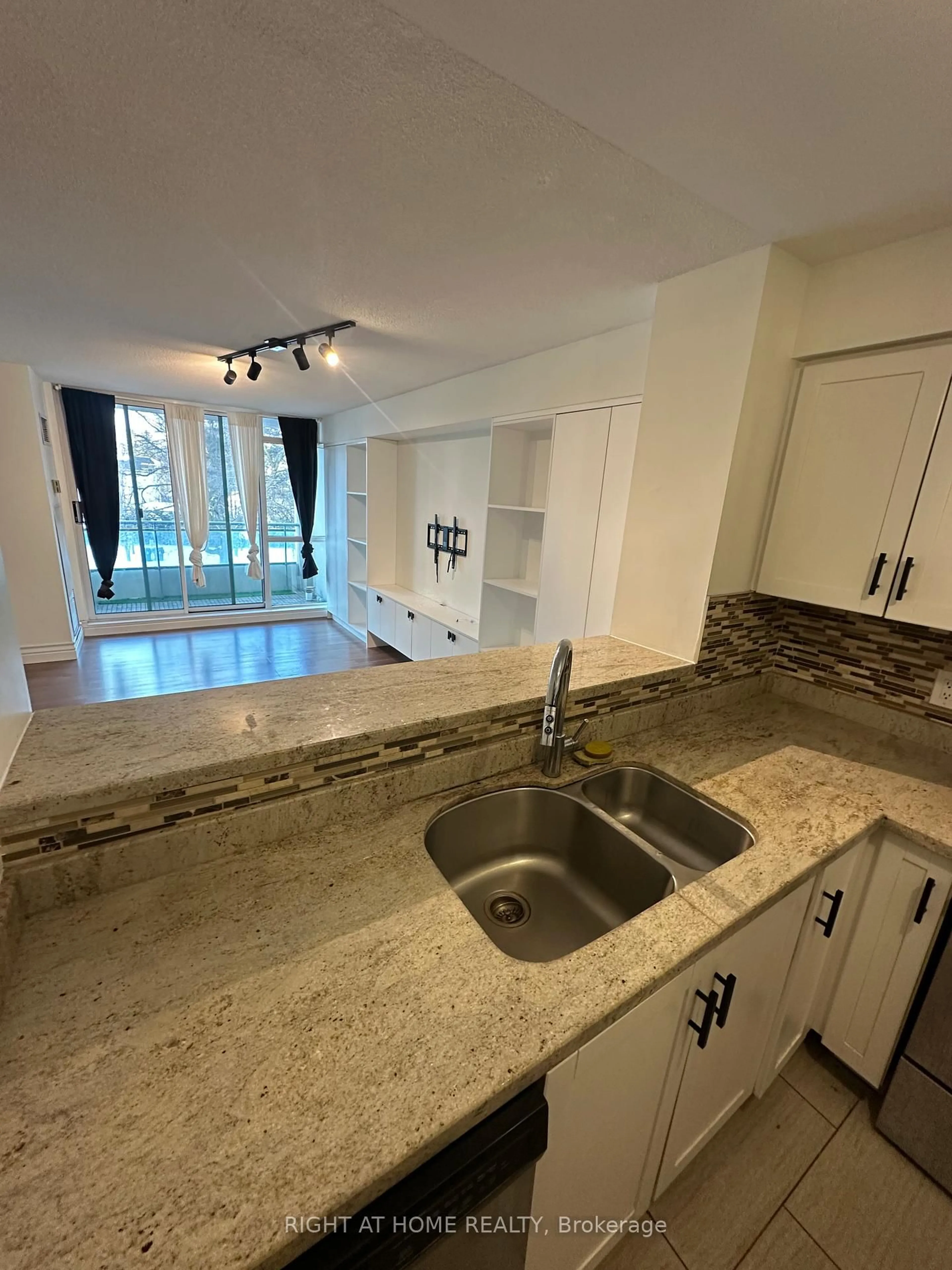 Open concept kitchen, ceramic/tile floor for 28 PEMBERTON Ave #306, Toronto Ontario M2M 4L1