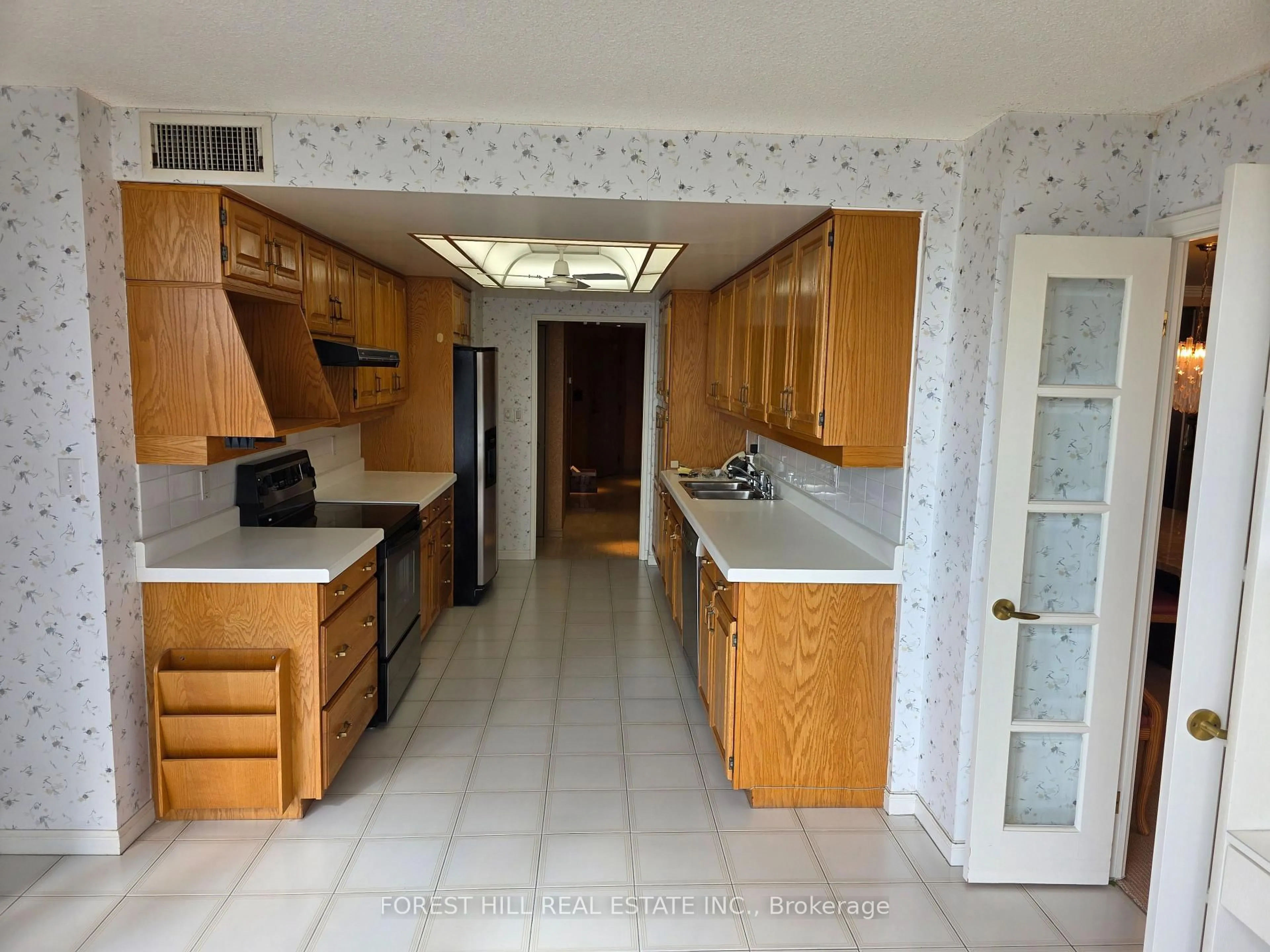 Standard kitchen, ceramic/tile floor for 85 Skymark Dr #2201, Toronto Ontario M2H 3P2