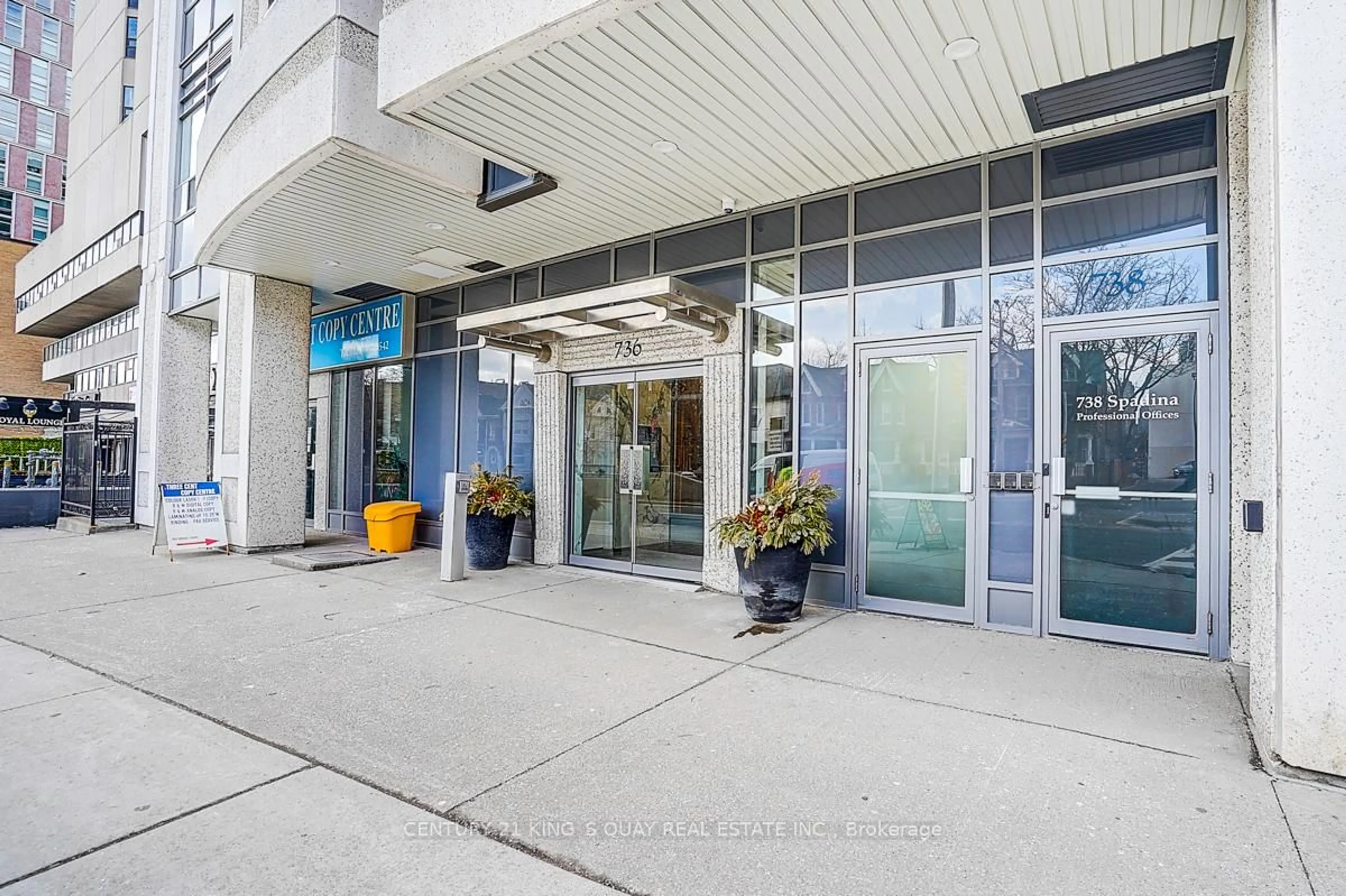 Indoor foyer for 736 Spadina Ave #301, Toronto Ontario M5S 2J6