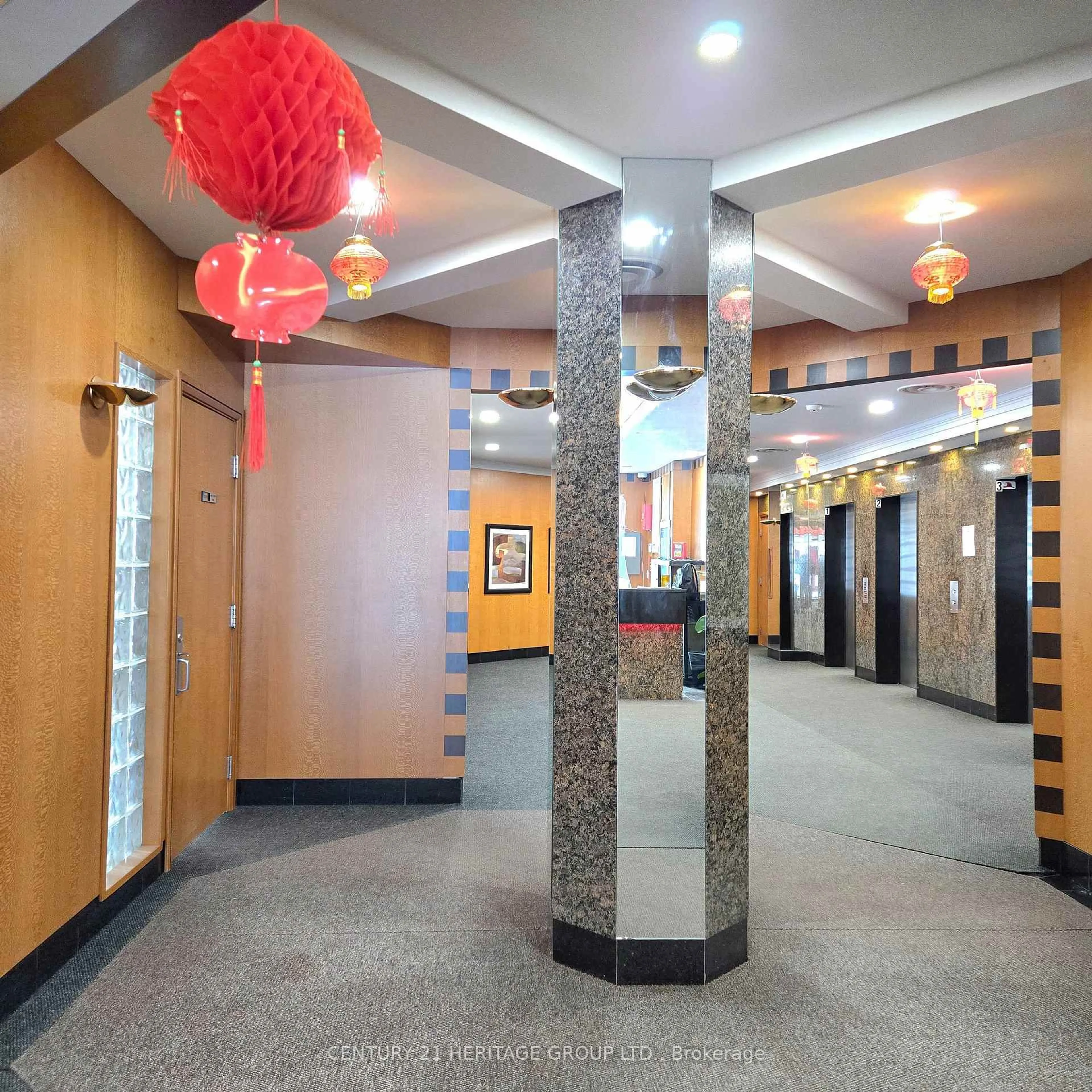 Indoor foyer for 18 Hillcrest Ave #1403, Toronto Ontario M2N 6T5