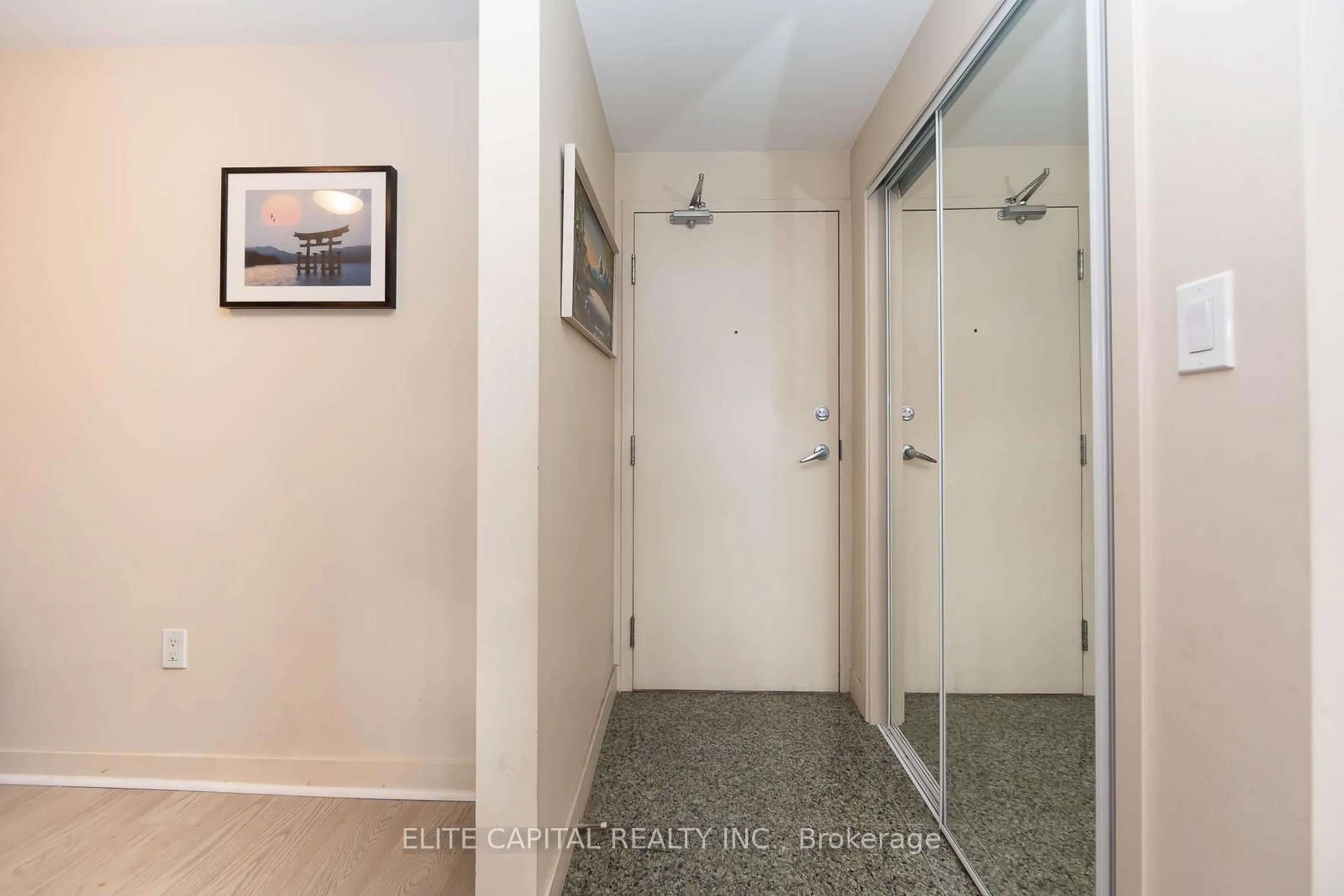 Indoor entryway for 10 Navy Wharf Crt #1008, Toronto Ontario M5V 3V2