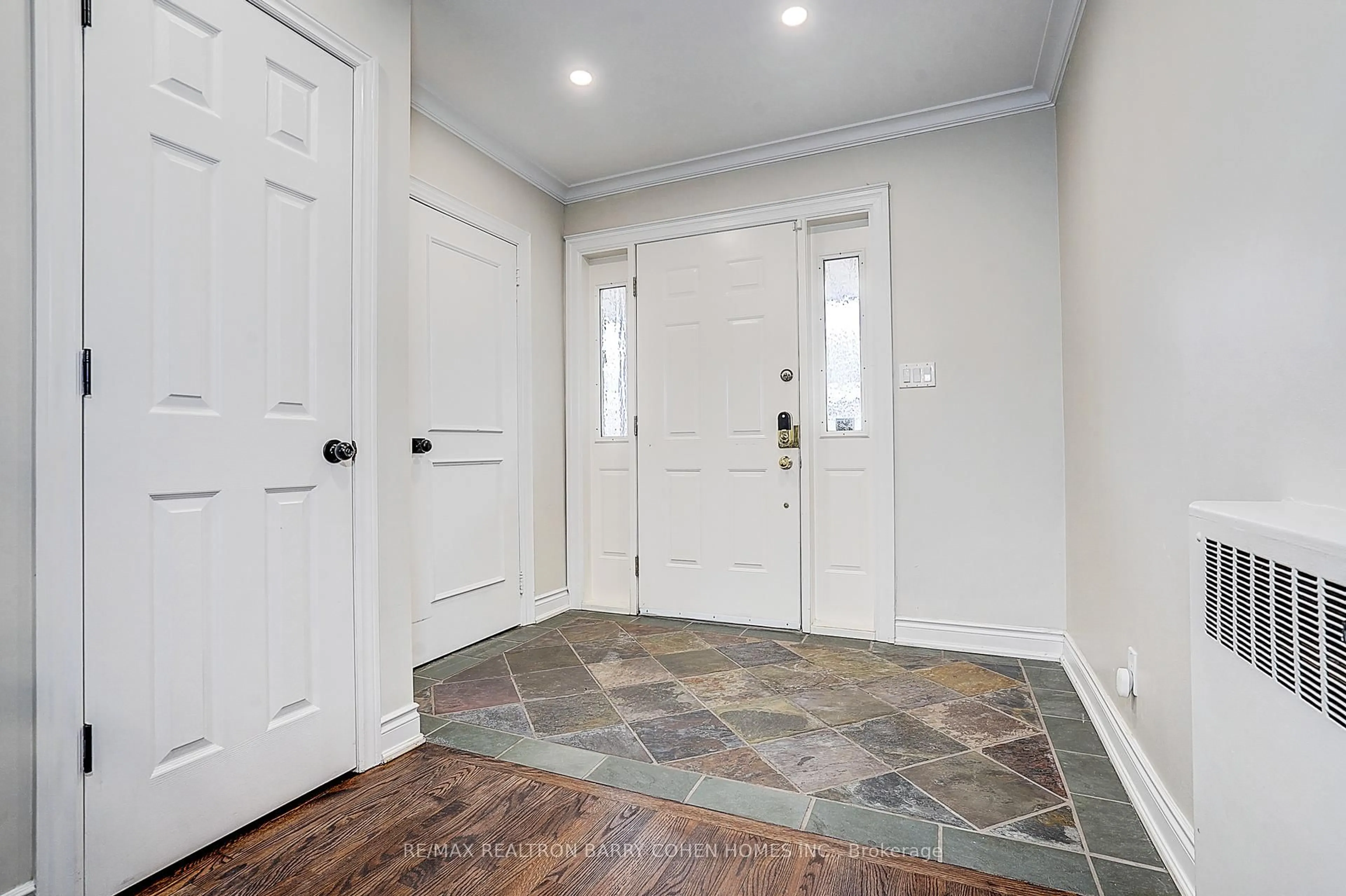 Indoor entryway for 19 Lower Links Rd, Toronto Ontario M2P 1H5