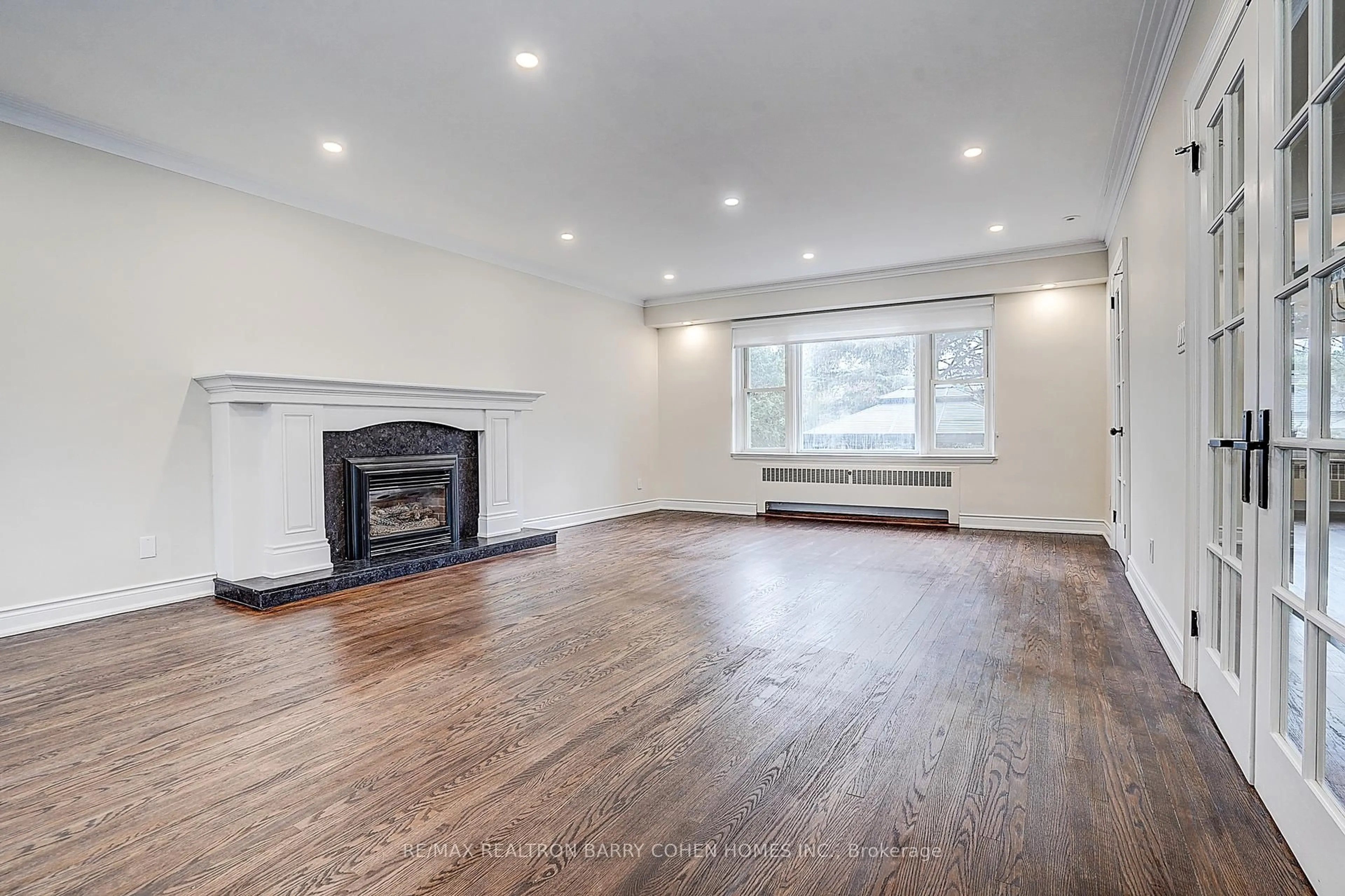 A pic of a room for 19 Lower Links Rd, Toronto Ontario M2P 1H5