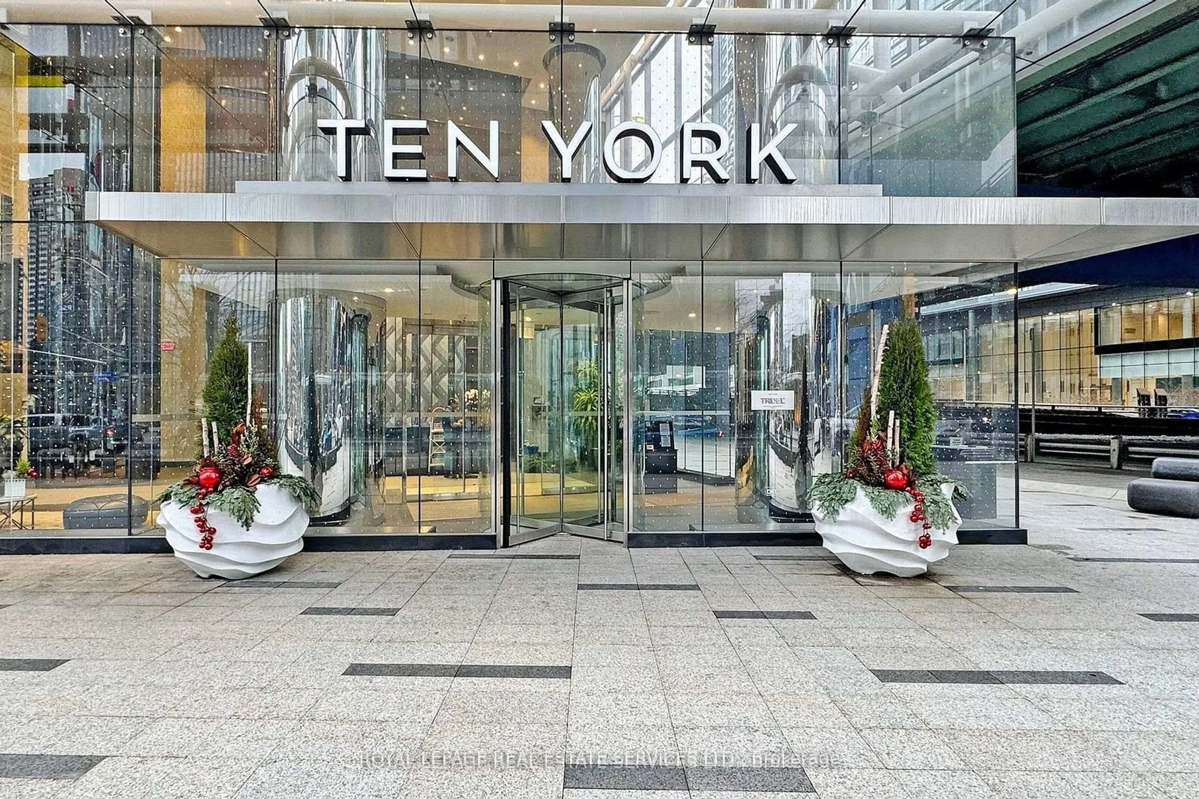 Indoor foyer for 10 York St #1403, Toronto Ontario M5J 2Z2