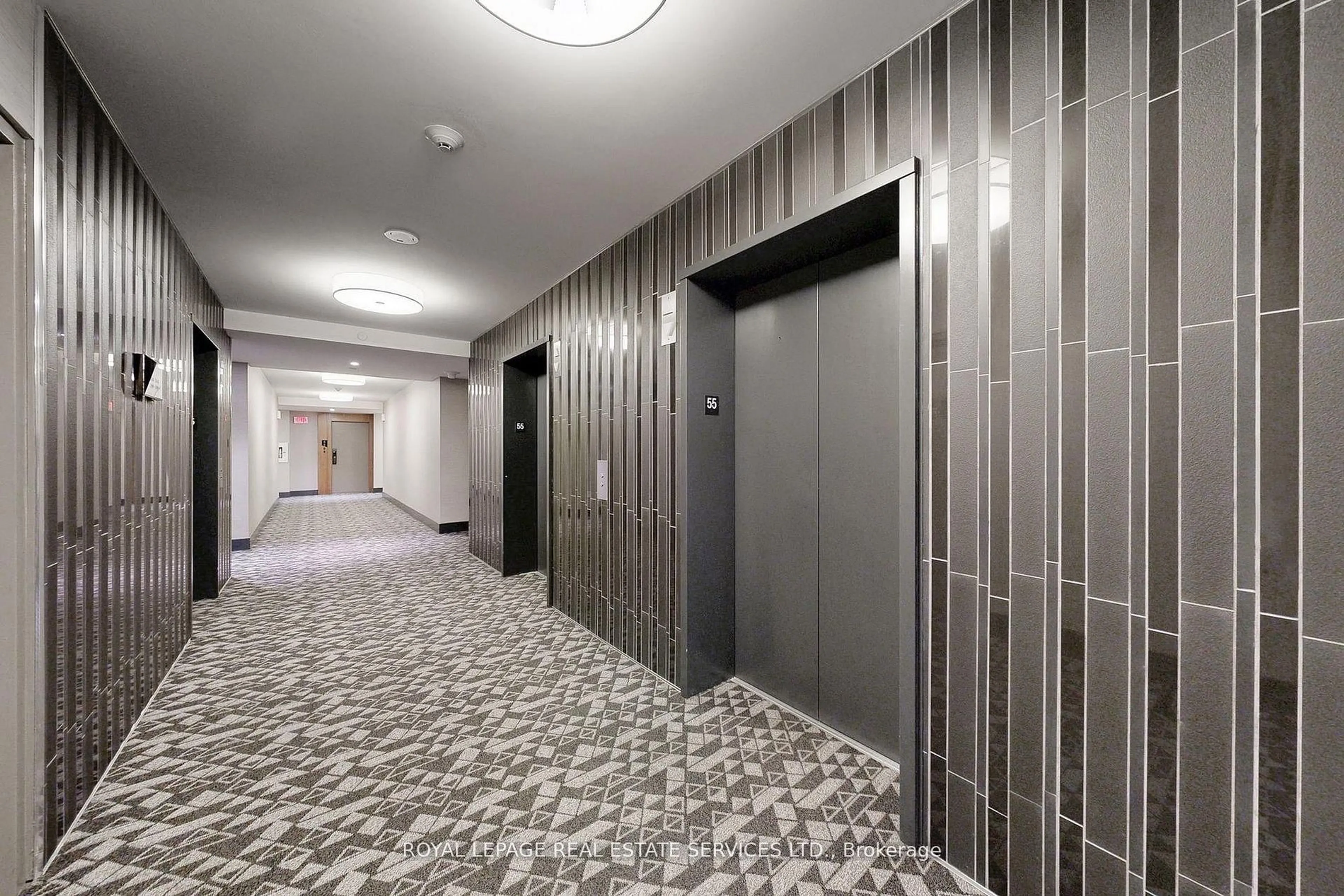 Indoor foyer for 10 York St #1403, Toronto Ontario M5J 2Z2