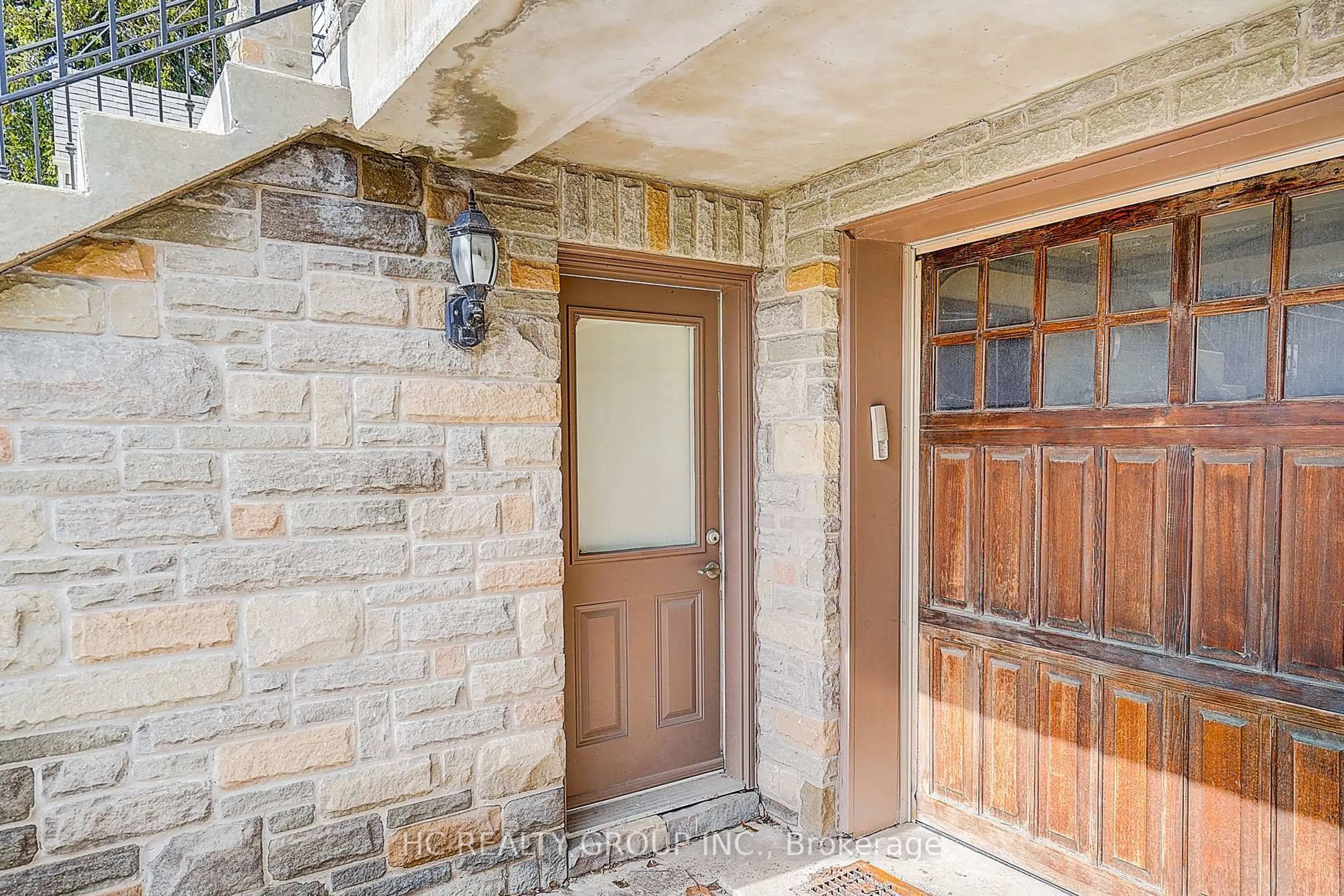 Indoor entryway for 546 Melrose Ave, Toronto Ontario M5M 2A3