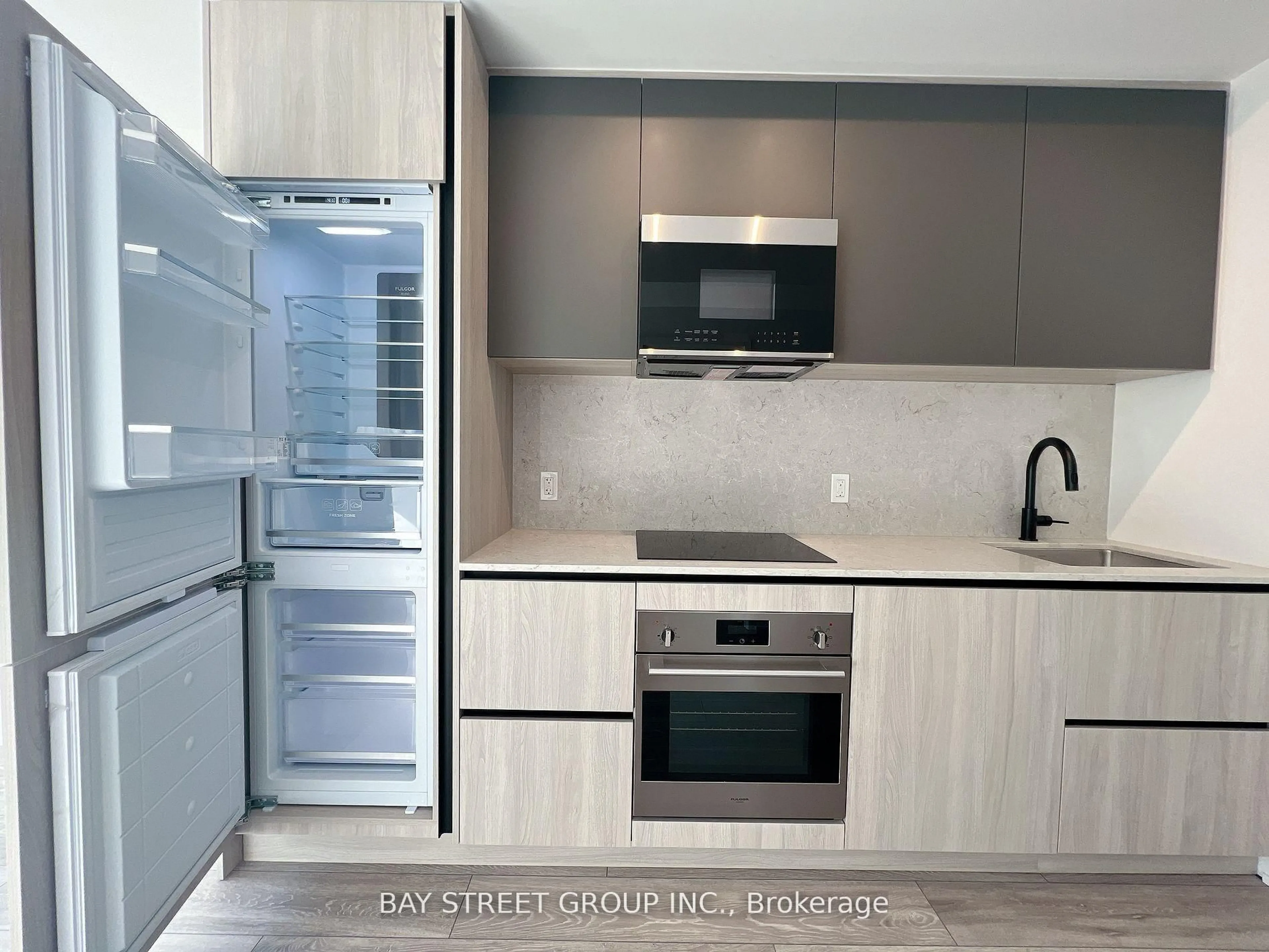 Standard kitchen, wood/laminate floor for 108 Peter St #1707, Toronto Ontario M5V 2G7