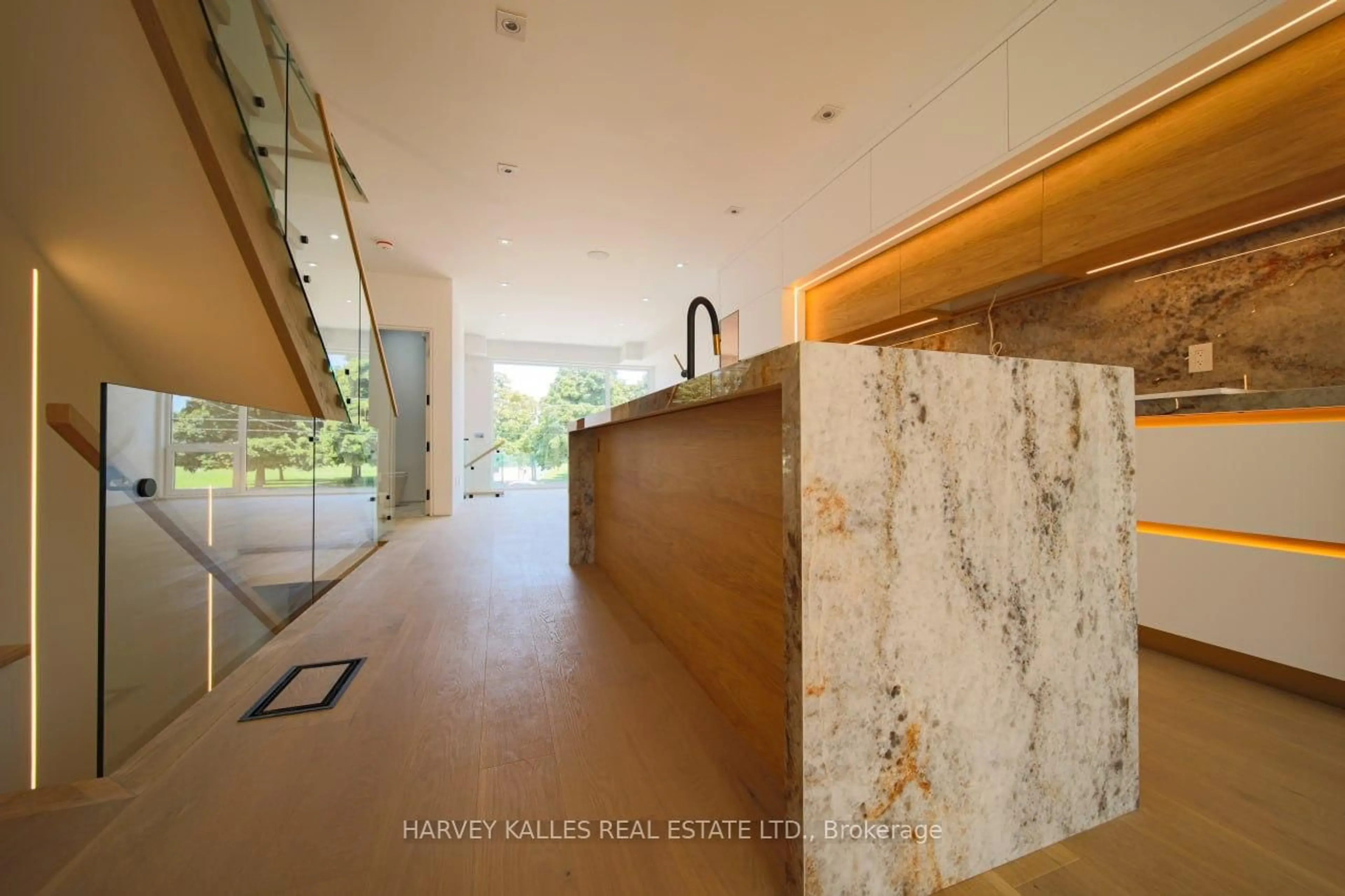 Indoor foyer for 2970A Bayview Ave, Toronto Ontario M2N 5K7