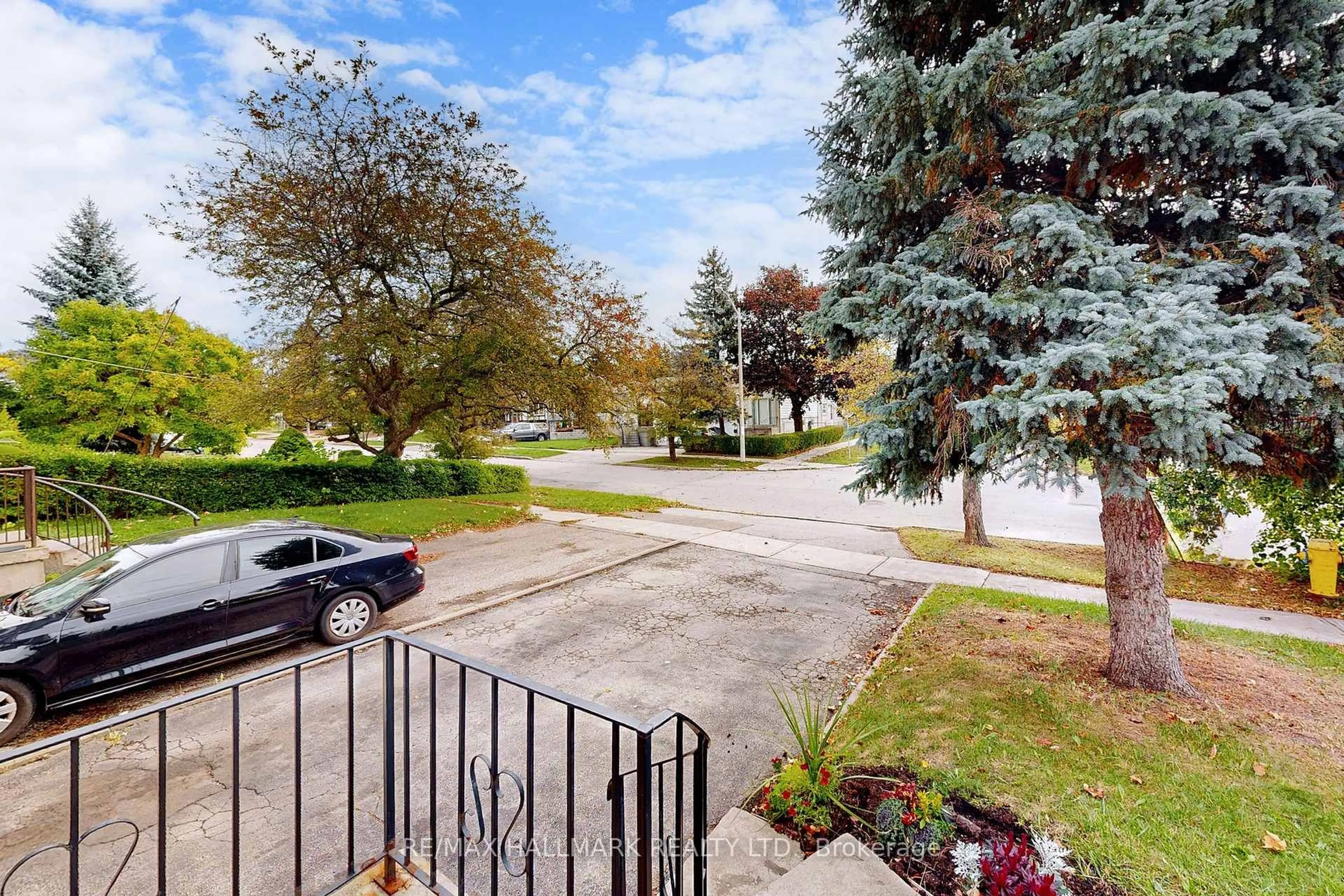 A pic from outside/outdoor area/front of a property/back of a property/a pic from drone, street for 34 Yucatan Rd, Toronto Ontario M2H 2K8