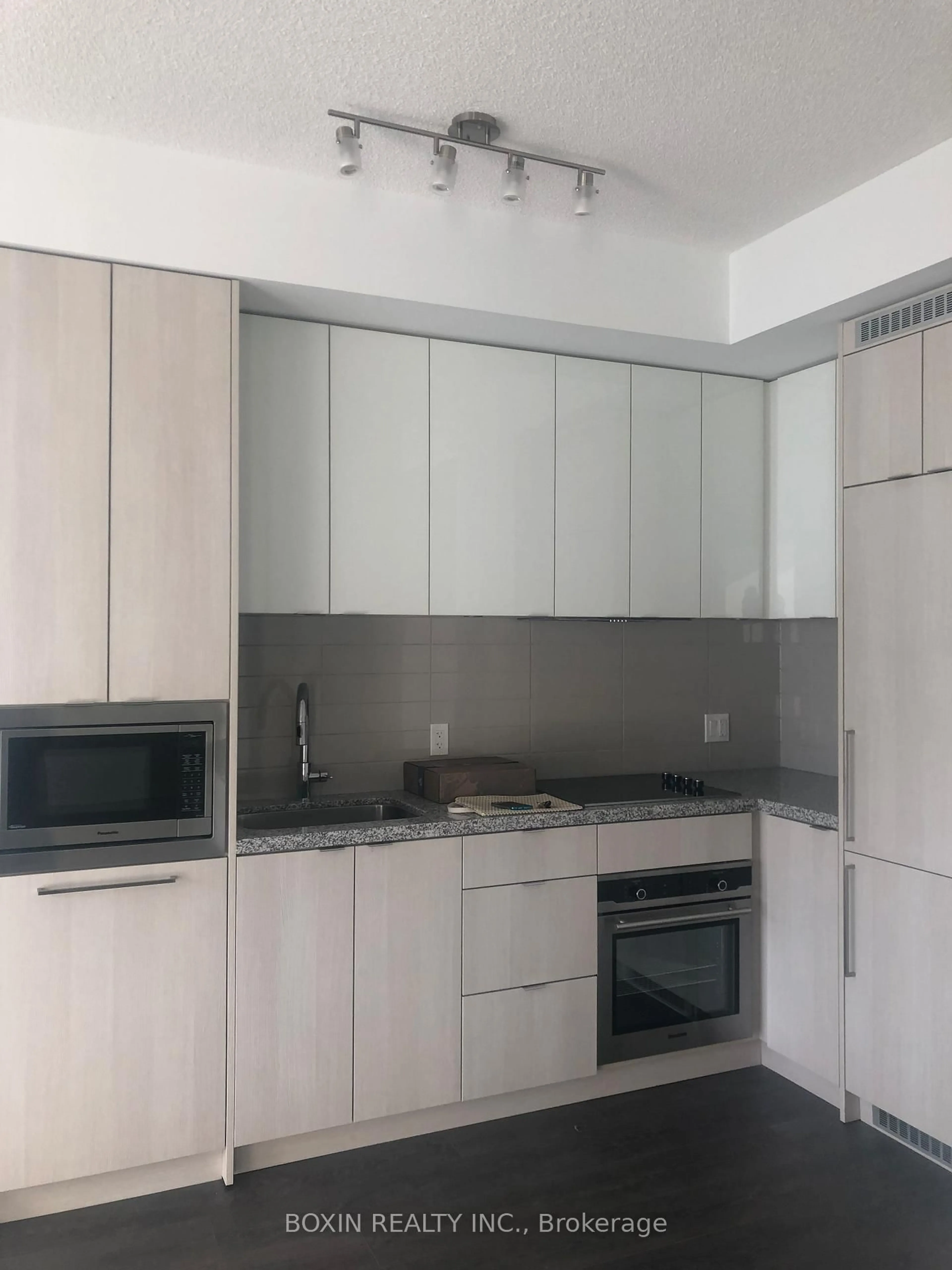 Standard kitchen, unknown for 125 Blue Jays Way #3503, Toronto Ontario M5V 0N5