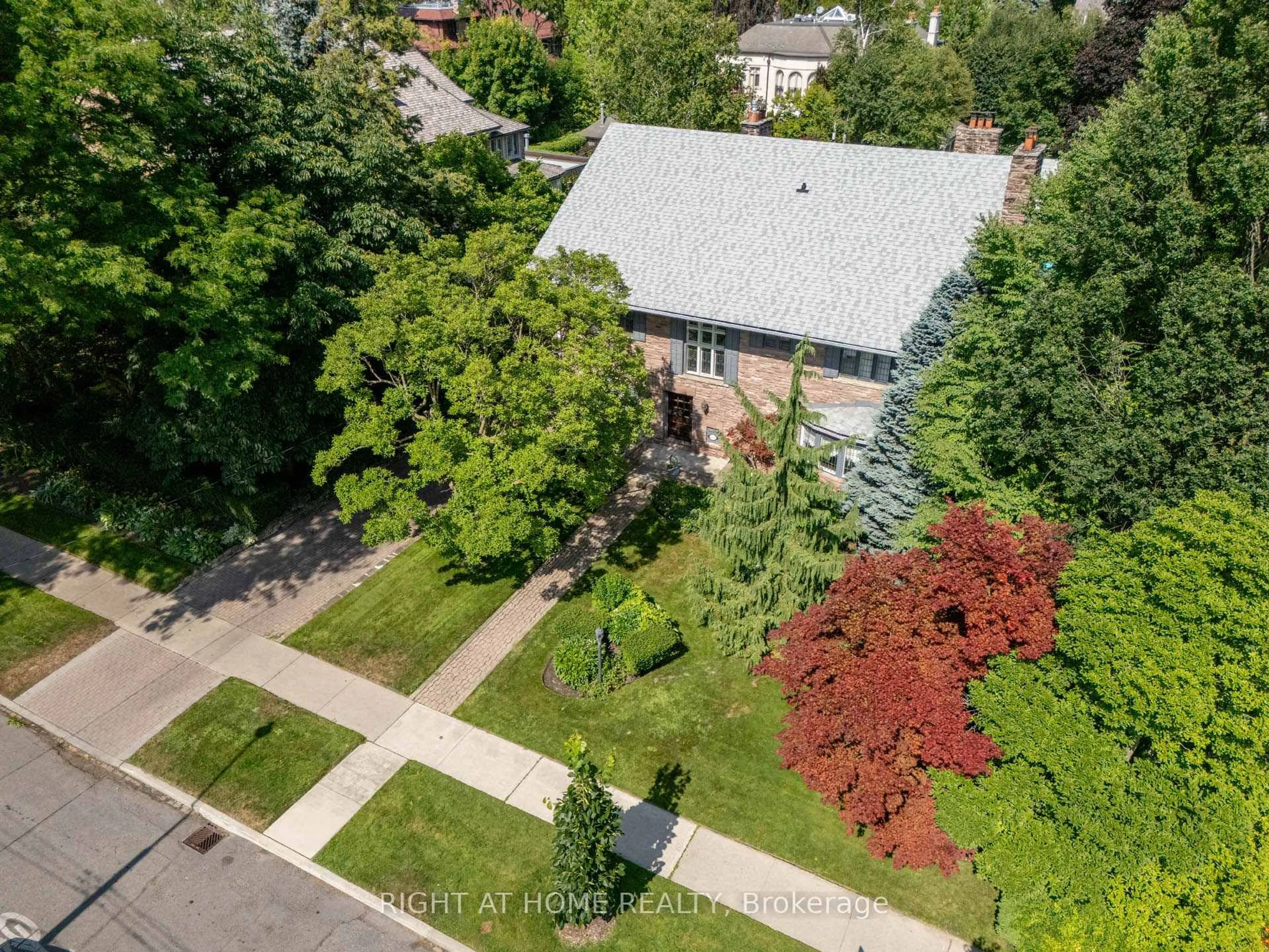 A pic from outside/outdoor area/front of a property/back of a property/a pic from drone, street for 287 RUSSELL HILL Rd, Toronto Ontario M4V 2T5