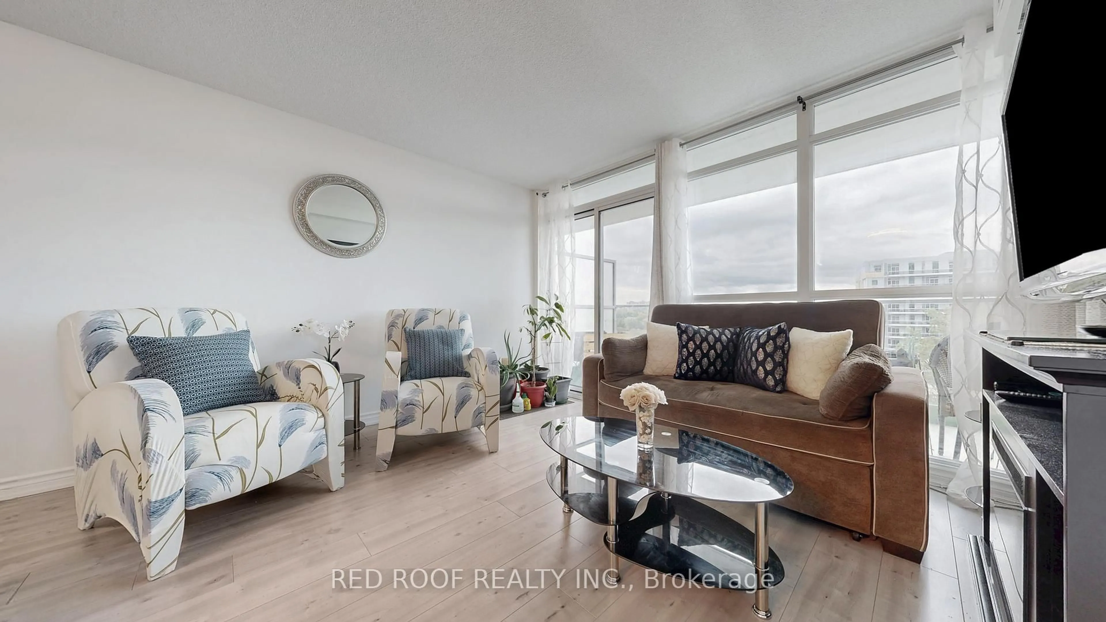 Living room with furniture, unknown for 33 Singer Crt #711, Toronto Ontario M2K 0B4