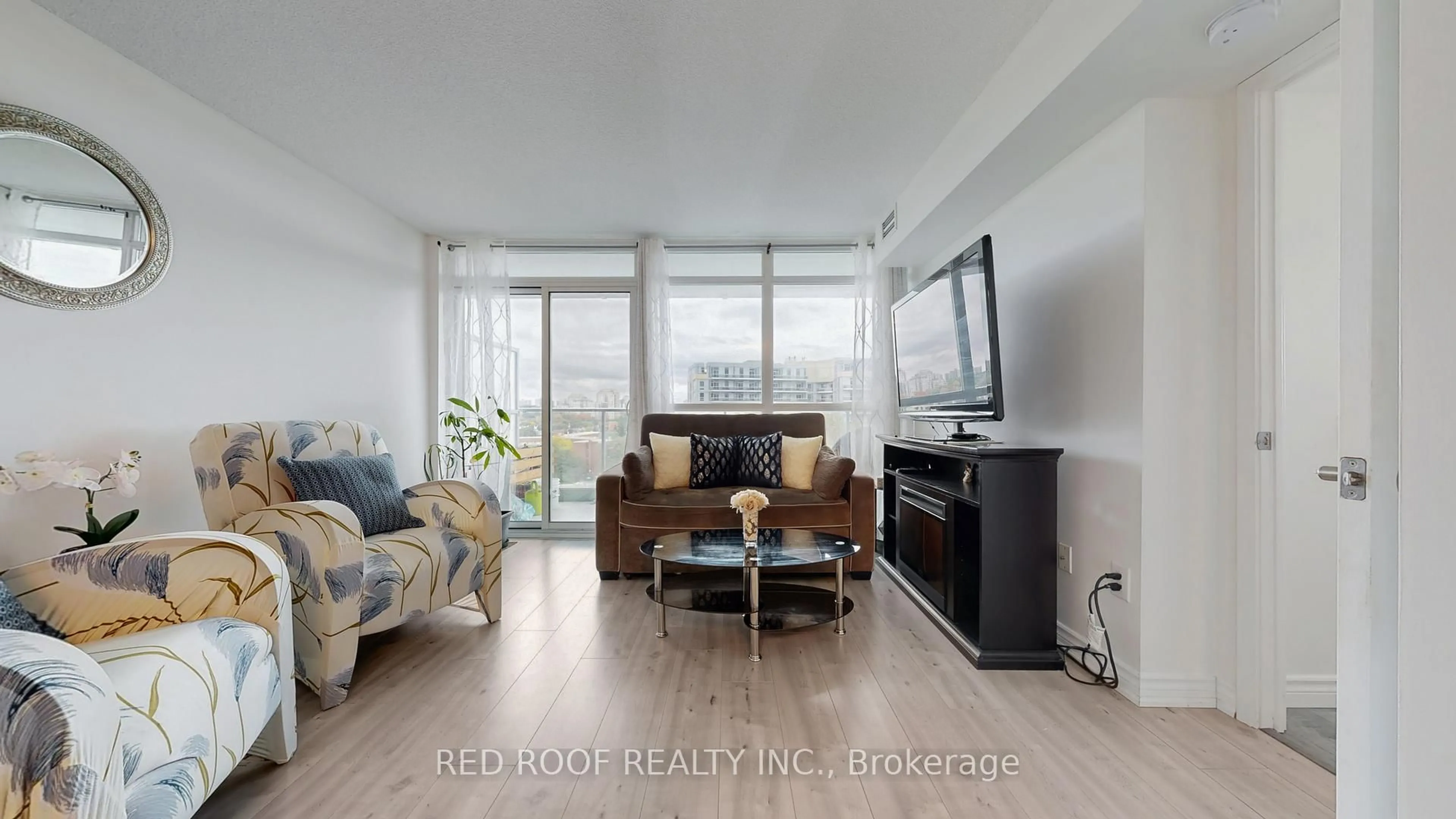 Living room with furniture, wood/laminate floor for 33 Singer Crt #711, Toronto Ontario M2K 0B4