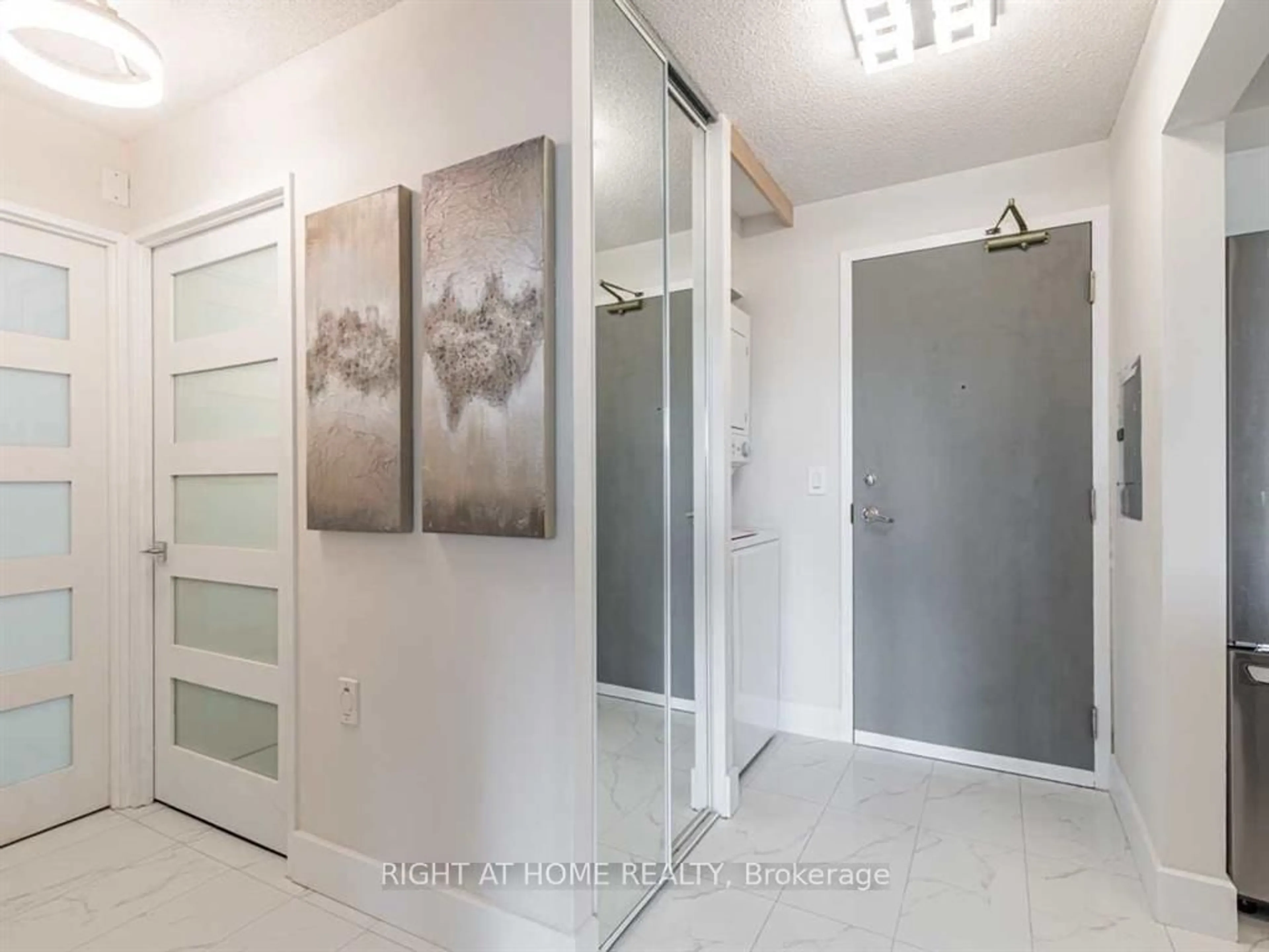 Indoor entryway for 555 Wilson Hts Blvd #215, Toronto Ontario M3H 6B5